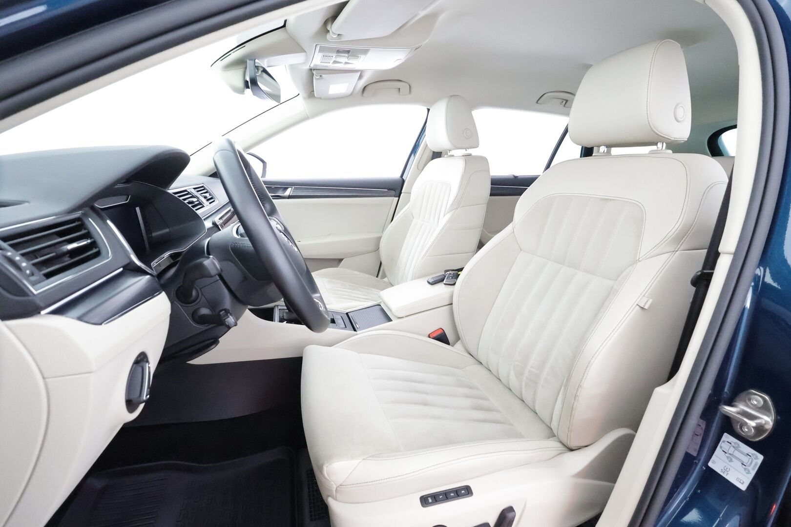 Skoda Superb 2021 Combi 1,4 TSI PHEV Style iV DSG Autom. * Adapt.Vakkari / Canton / Vetokoukku / Crystal Light / Peruutuskamera / Muistipenkit - 1.Om Suomi-auto / Merkkihuollettu / Kahdet Renkaat - HULLUT AVAJAISHULINAT KORKOTARJOUS 3,29 %