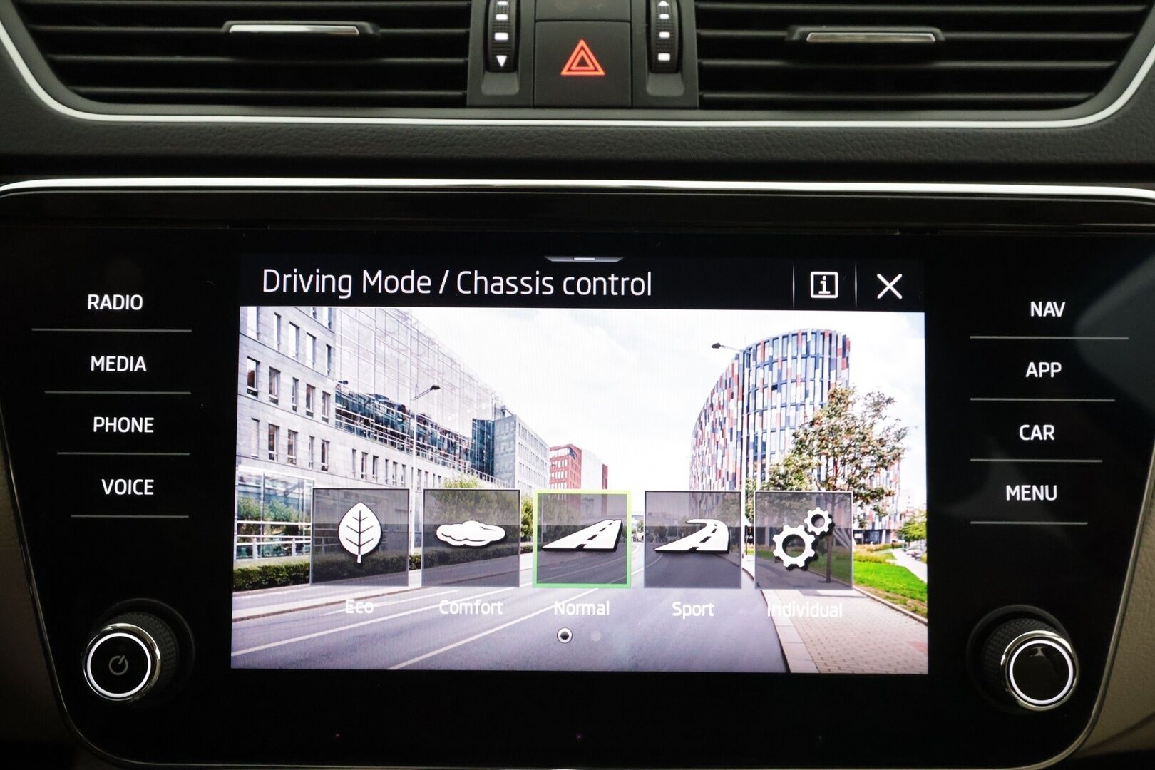 Skoda Superb 2021 Combi 1,4 TSI PHEV Style iV DSG Autom. * Adapt.Vakkari / Canton / Vetokoukku / Crystal Light / Peruutuskamera / Muistipenkit - 1.Om Suomi-auto / Merkkihuollettu / Kahdet Renkaat - HULLUT AVAJAISHULINAT KORKOTARJOUS 3,29 %