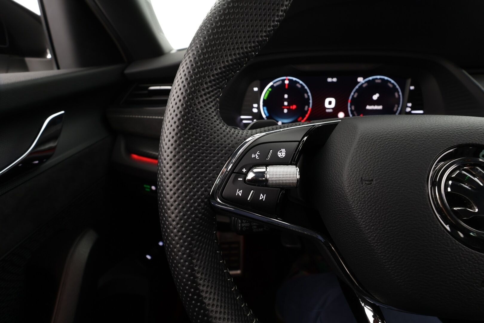 Skoda Octavia 2021 Combi 1,4 TSI PHEV RS iV DSG * ACC / Matrix-LED / P.kamera / Hierovat Sporttipenkit Muistilla / Navi / Kaistavahti * - Suomi-auto / 2x Latauskaapelit / Kahdet renkaat / Merkkihuollettu!