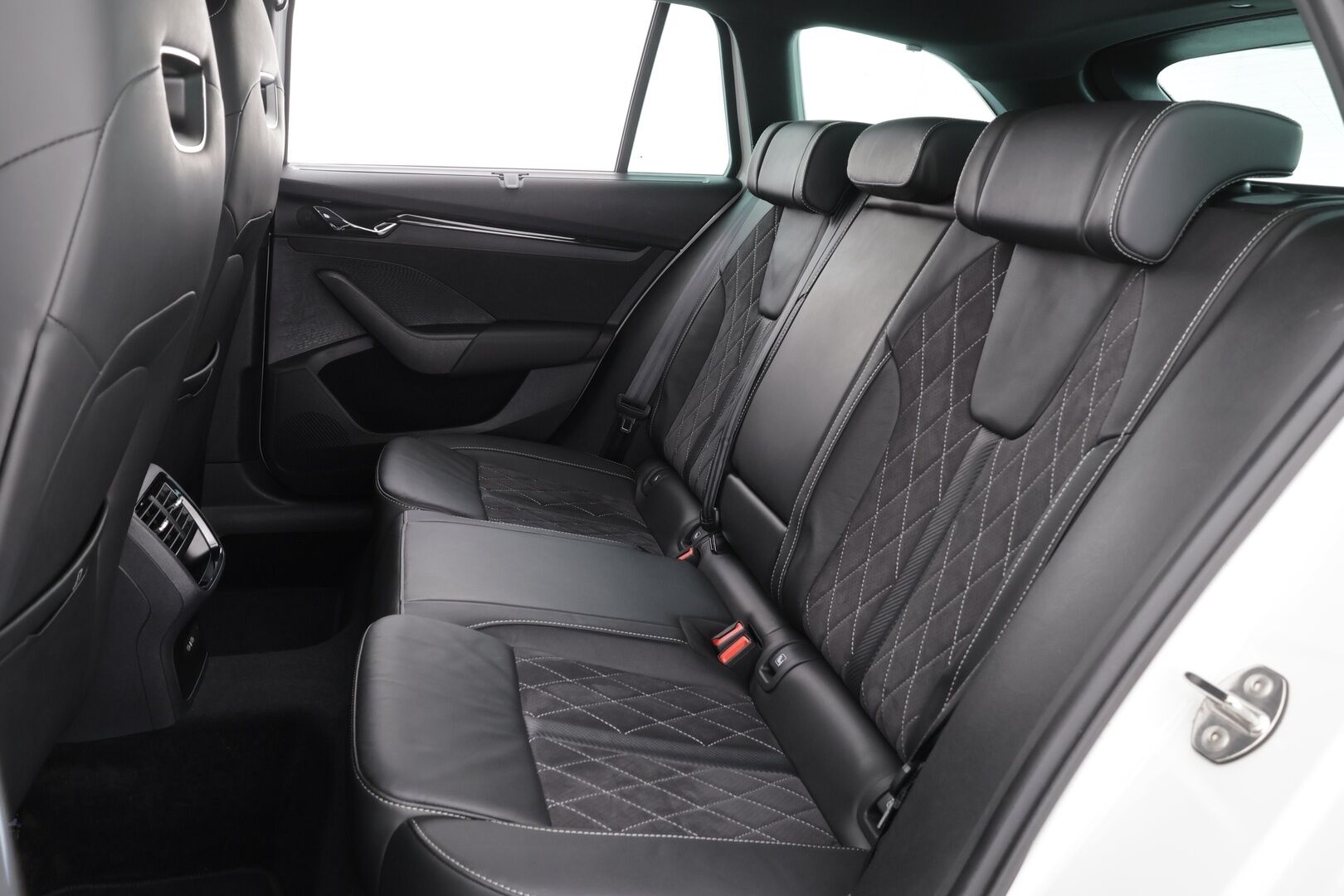 Skoda Octavia 2021 Combi 1,4 TSI PHEV RS iV DSG * ACC / Matrix-LED / P.kamera / Hierovat Sporttipenkit Muistilla / Navi / Kaistavahti * - Suomi-auto / 2x Latauskaapelit / Kahdet renkaat / Merkkihuollettu!