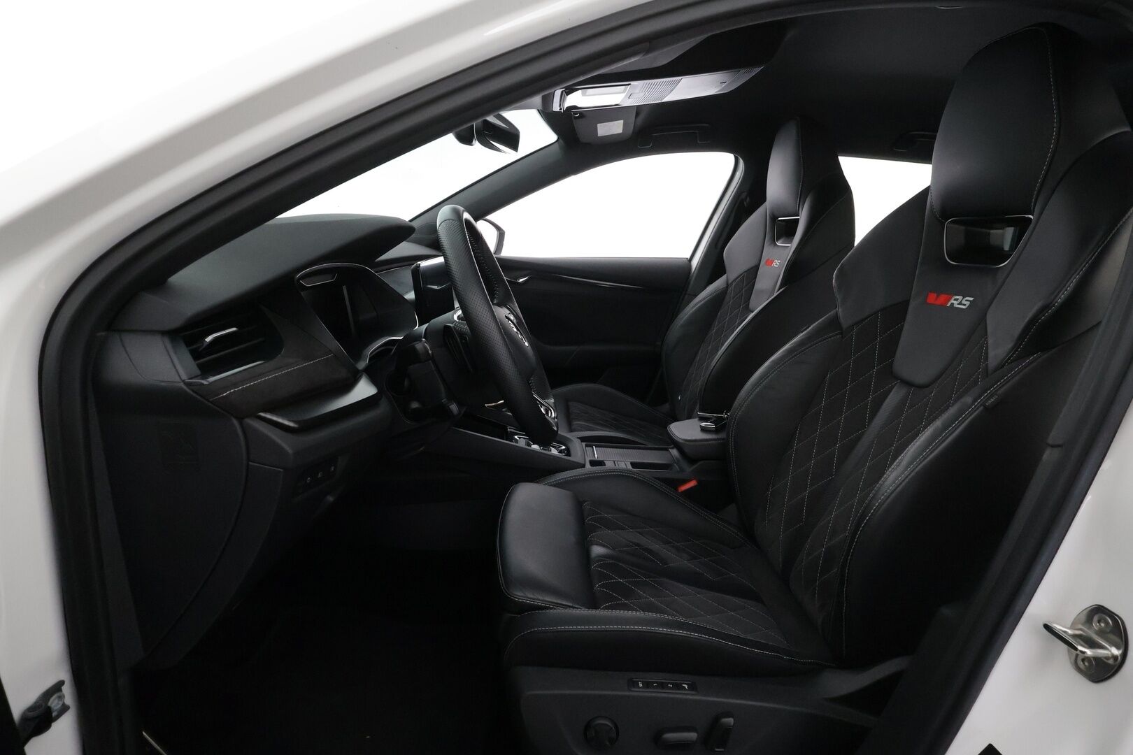 Skoda Octavia 2021 Combi 1,4 TSI PHEV RS iV DSG * ACC / Matrix-LED / P.kamera / Hierovat Sporttipenkit Muistilla / Navi / Kaistavahti * - Suomi-auto / 2x Latauskaapelit / Kahdet renkaat / Merkkihuollettu!