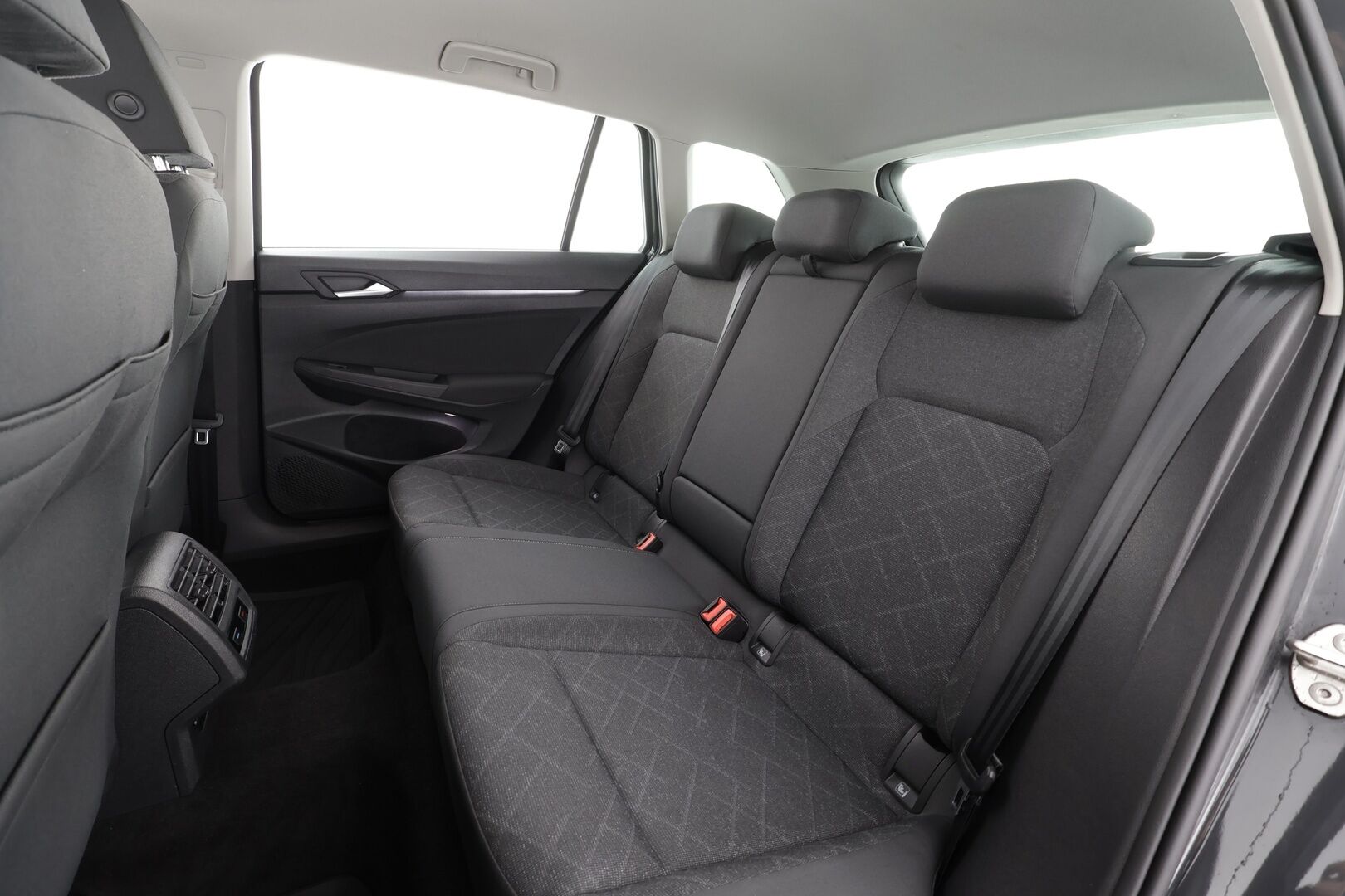 Volkswagen Golf 2021 Variant 1,0 eTSI (MHEV) 81 kW DSG * ACC / P.tutkat / Webasto / LED / Navi / Koukku / Digimittaristo * - 1.Om Suomi-auto / Kahdet renkaat aluvanteilla - Osta nyt, maksa vasta ensi vuonna