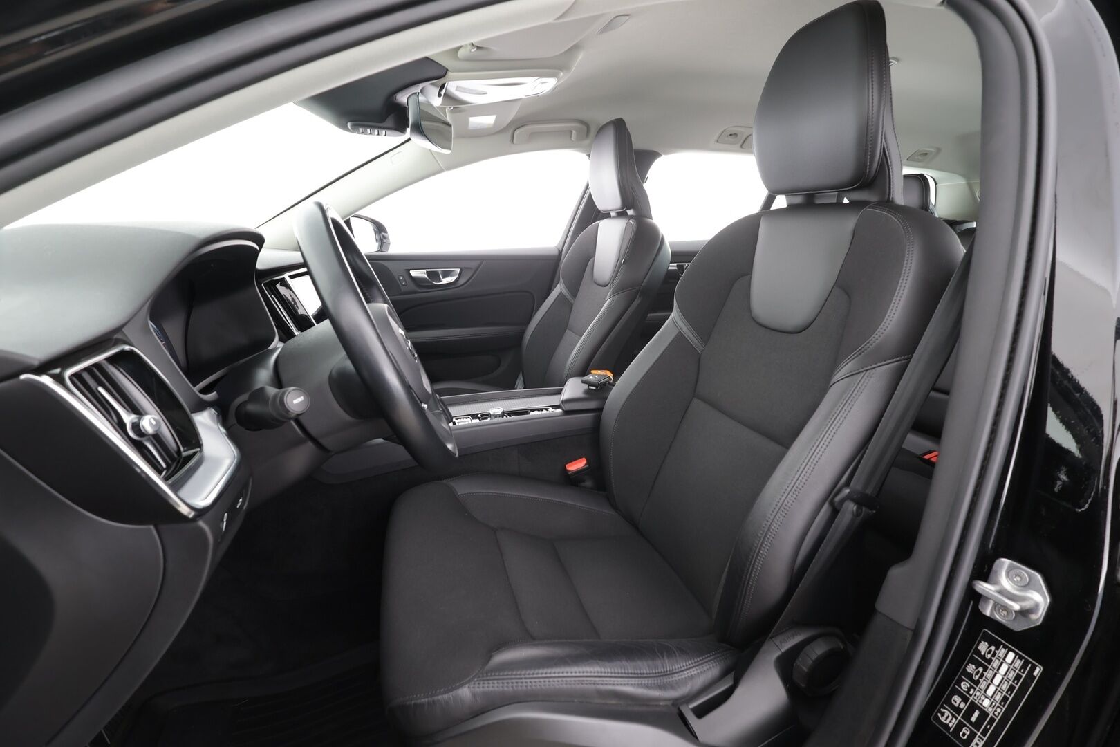 Volvo V60 2021 B4 D-MHEV Business aut * Webasto / ACC / LED / P.tutka / Navi / Kaistavahti / Keyless * - 1-om Suomi-auto / Kahdet renkaat aluvanteilla / Merkkihuollot - HULLUT AVAJAISHULINAT KORKOTARJOUS 3,29 %