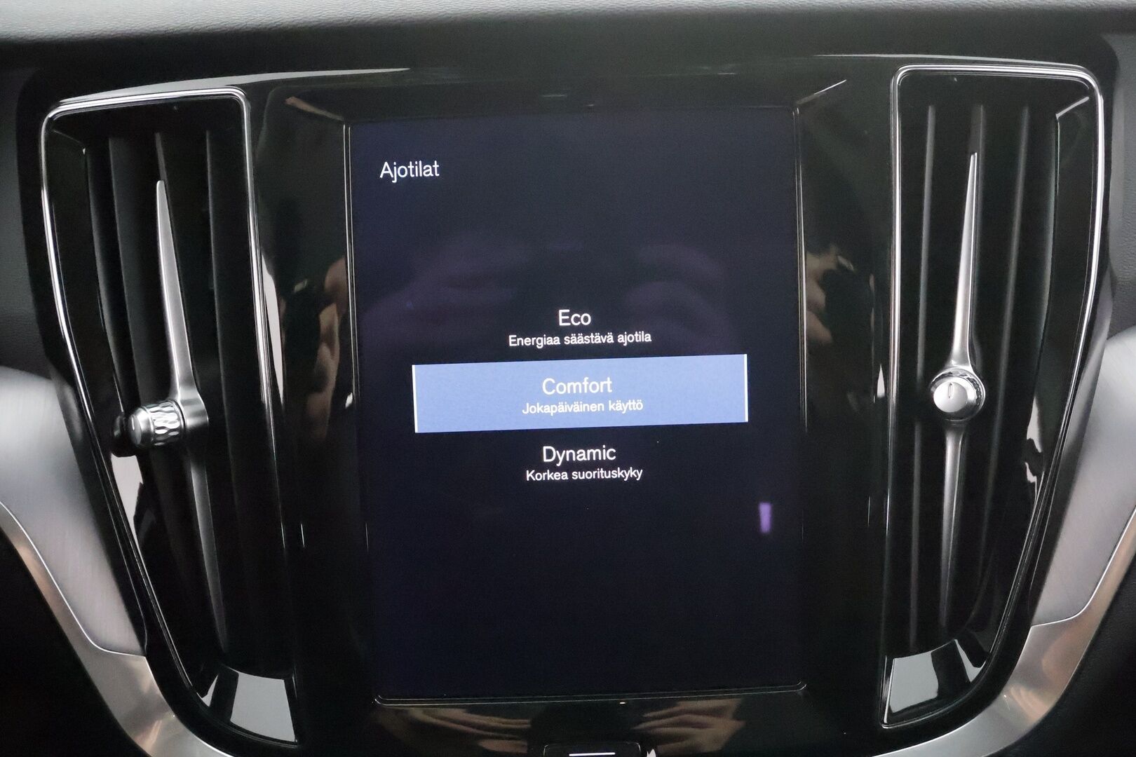 Volvo V60 2021 B4 D-MHEV Business aut * Webasto / ACC / LED / P.tutka / Navi / Kaistavahti / Keyless * - 1-om Suomi-auto / Kahdet renkaat aluvanteilla / Merkkihuollot