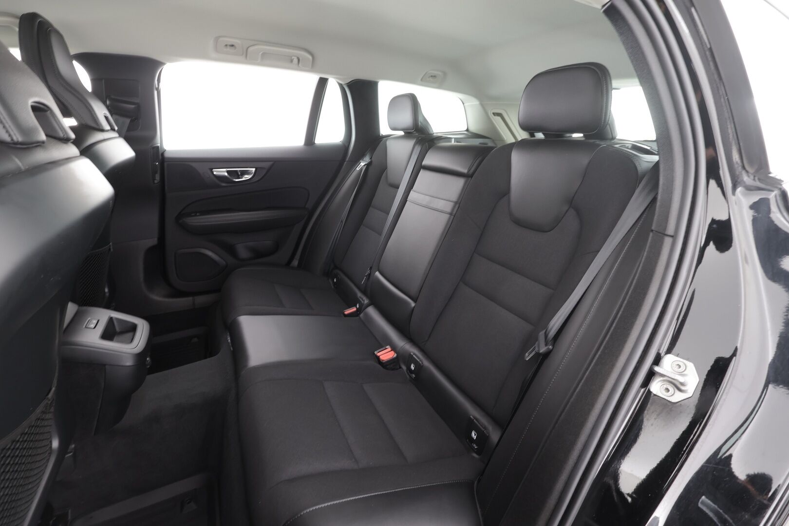 Volvo V60 2021 B4 D-MHEV Business aut * Webasto / ACC / LED / P.tutka / Navi / Kaistavahti / Keyless * - 1-om Suomi-auto / Kahdet renkaat aluvanteilla / Merkkihuollot - HULLUT AVAJAISHULINAT KORKOTARJOUS 3,29 %