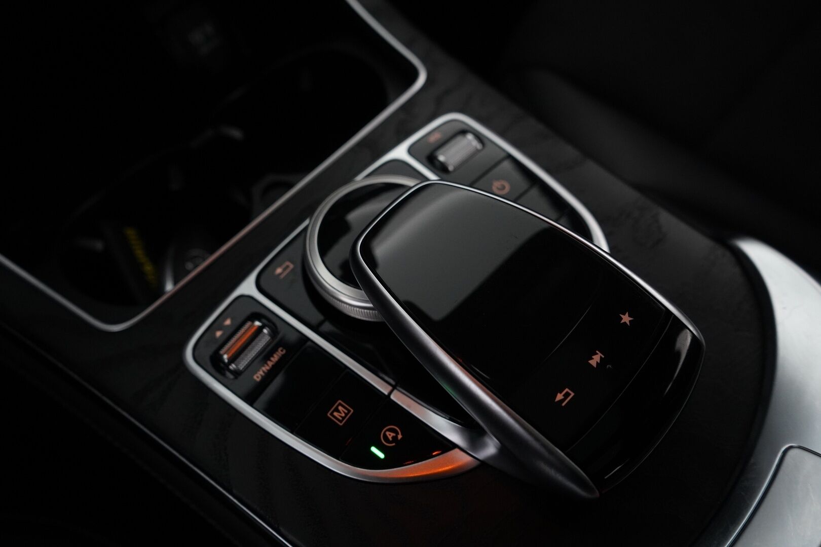 Mercedes-Benz GLC 2018 220 d 4Matic Premium Business * AMG-Sisä / Burmester / Distronic + / Panorama / Vetokoukku / DTR+Q / Peruutuskamera * - Huippuvarusteltu / Kahdet vanteet *