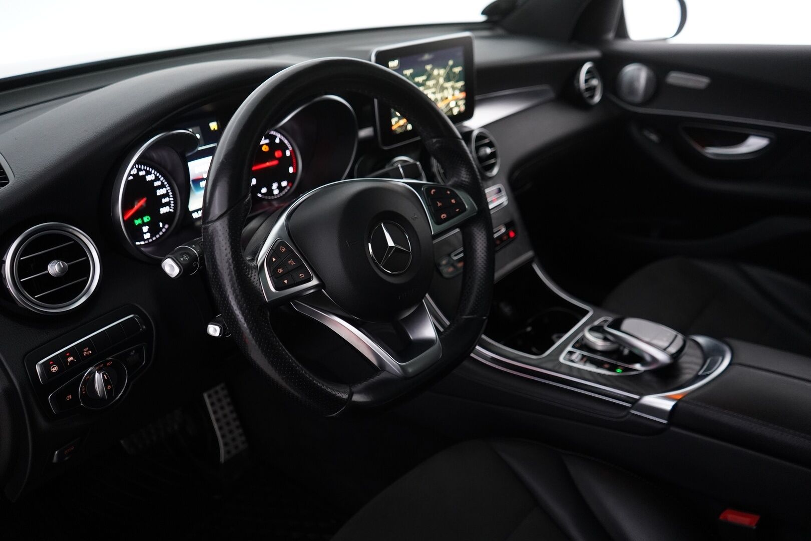 Mercedes-Benz GLC 2018 220 d 4Matic Premium Business * AMG-Sisä / Burmester / Distronic + / Panorama / Vetokoukku / DTR+Q / Peruutuskamera * - Huippuvarusteltu / Kahdet vanteet *