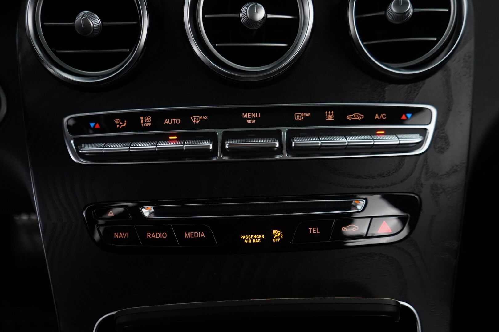 Mercedes-Benz GLC 2018 220 d 4Matic Premium Business * AMG-Sisä / Burmester / Distronic + / Panorama / Vetokoukku / DTR+Q / Peruutuskamera * - Huippuvarusteltu / Kahdet vanteet *