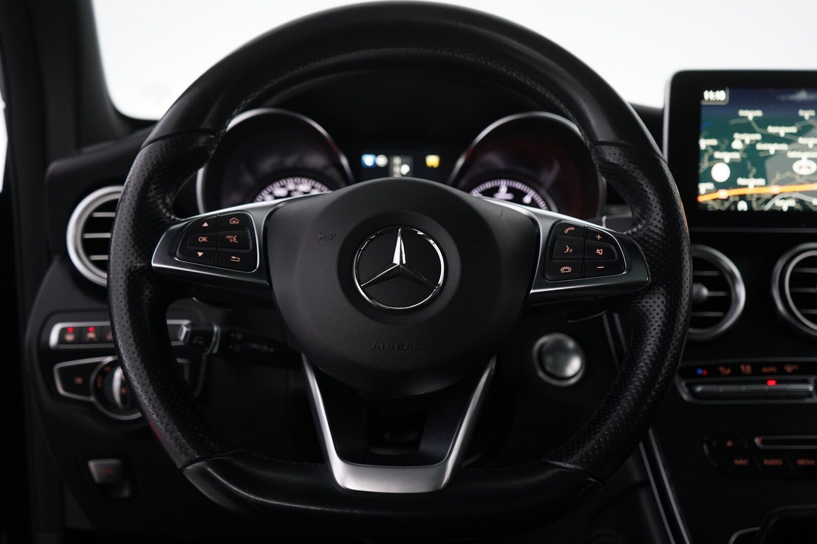 Mercedes-Benz GLC 2018 220 d 4Matic Premium Business * AMG-Sisä / Burmester / Distronic + / Panorama / Vetokoukku / DTR+Q / Peruutuskamera * - Huippuvarusteltu / Kahdet vanteet *