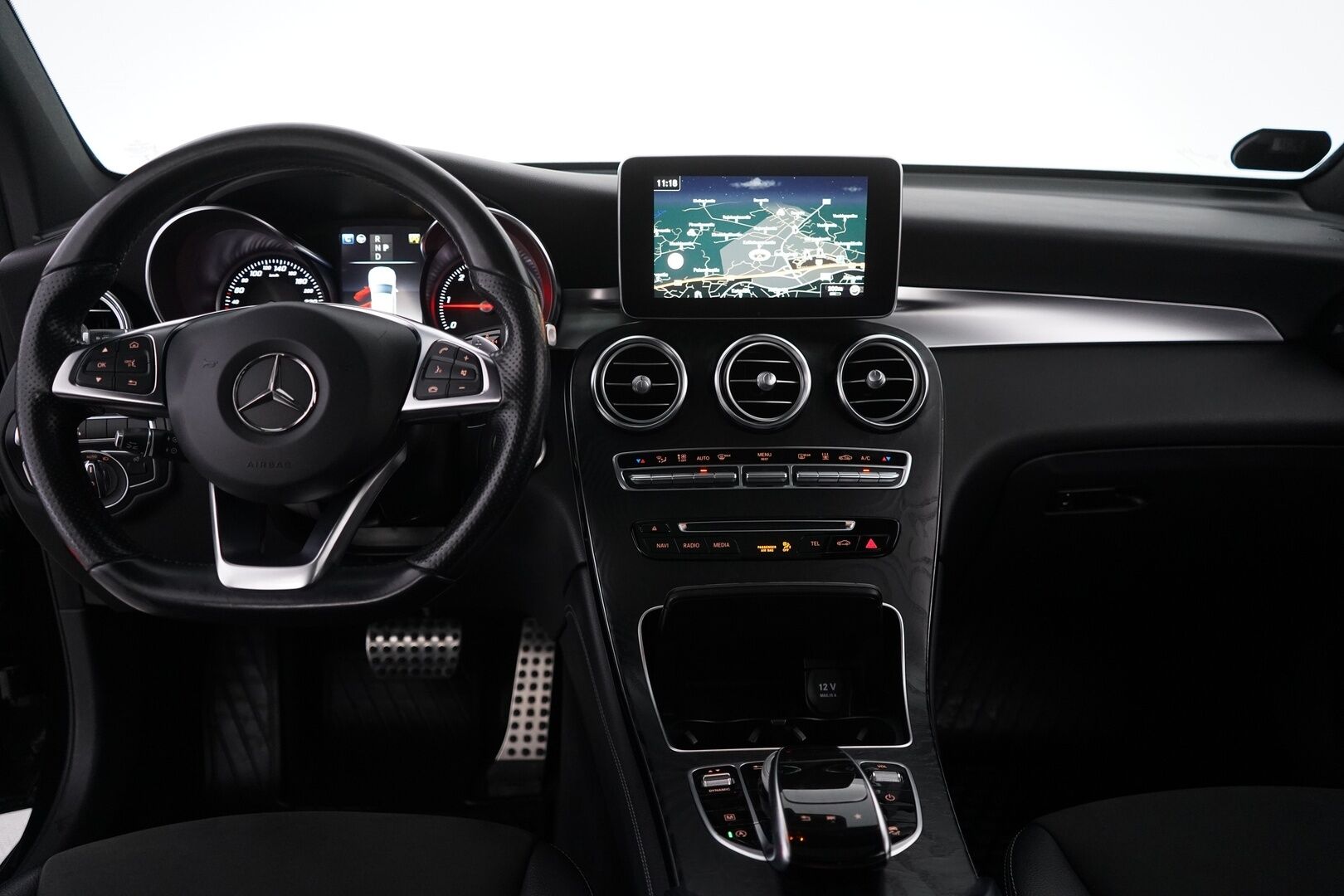 Mercedes-Benz GLC 2018 220 d 4Matic Premium Business * AMG-Sisä / Burmester / Distronic + / Panorama / Vetokoukku / DTR+Q / Peruutuskamera * - Huippuvarusteltu / Kahdet vanteet *