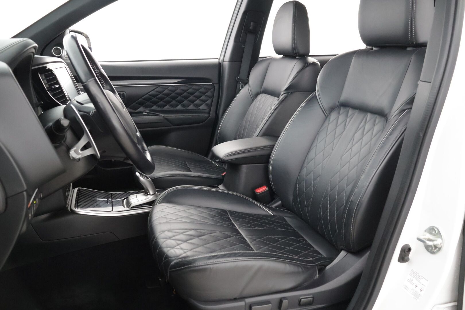 Mitsubishi Outlander 2019 Business X** Sähköpenkki / Sähkötoiminen takaluukku / Ada. Vakkari / Timantti tikatut nahat /  360 kamerat** - *Hyvä huoltohistoria ja kahdet hyvät renkaat / Siistissä kunnossa!*