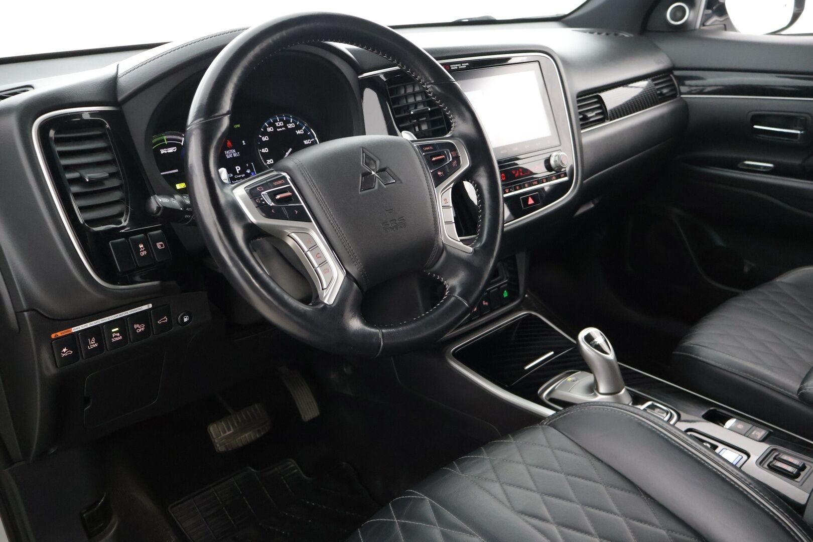 Mitsubishi Outlander 2019 Business X** Sähköpenkki / Sähkötoiminen takaluukku / Ada. Vakkari / Timantti tikatut nahat /  360 kamerat** - *Hyvä huoltohistoria ja kahdet hyvät renkaat / Siistissä kunnossa!*