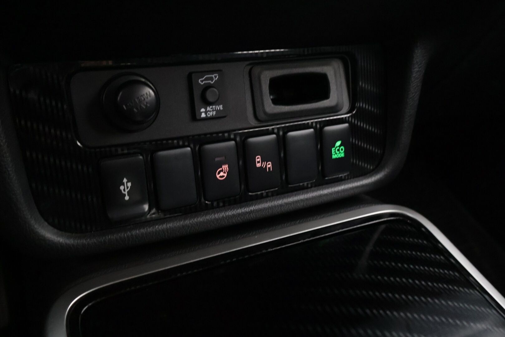 Mitsubishi Outlander 2019 Business X** Sähköpenkki / Sähkötoiminen takaluukku / Ada. Vakkari / Timantti tikatut nahat /  360 kamerat** - *Hyvä huoltohistoria ja kahdet hyvät renkaat / Siistissä kunnossa!*