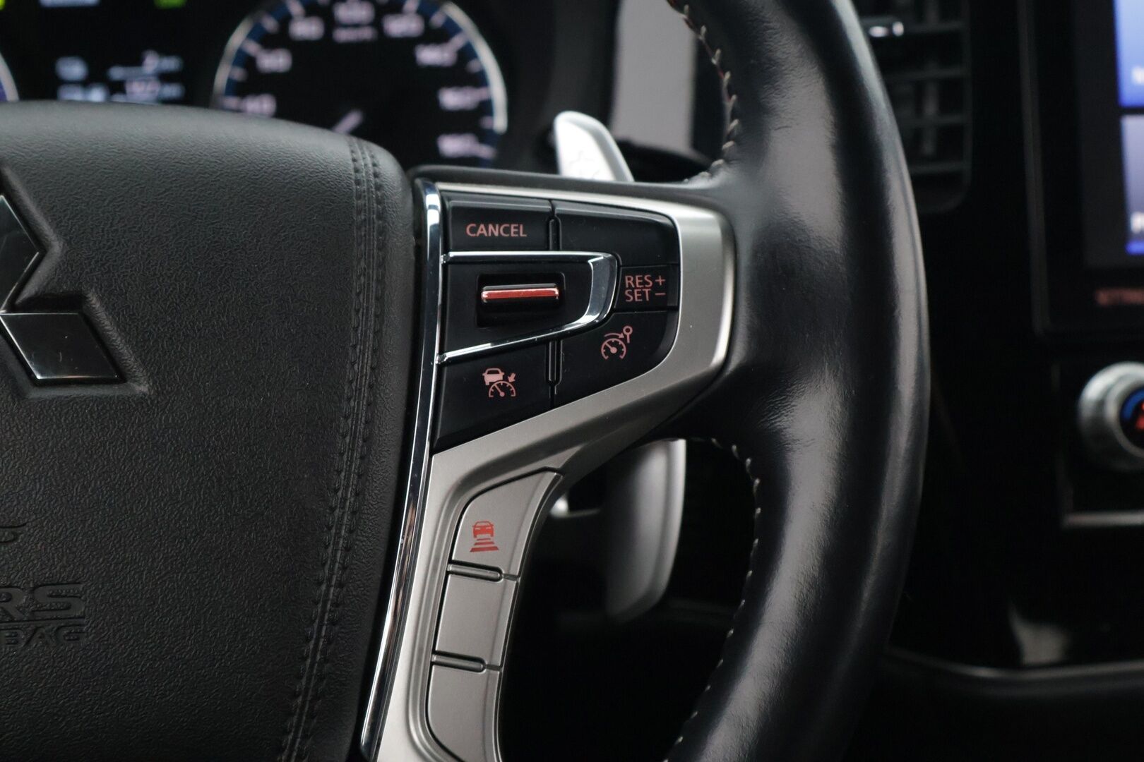Mitsubishi Outlander 2019 Business X** Sähköpenkki / Sähkötoiminen takaluukku / Ada. Vakkari / Timantti tikatut nahat /  360 kamerat** - *Hyvä huoltohistoria ja kahdet hyvät renkaat / Siistissä kunnossa!*