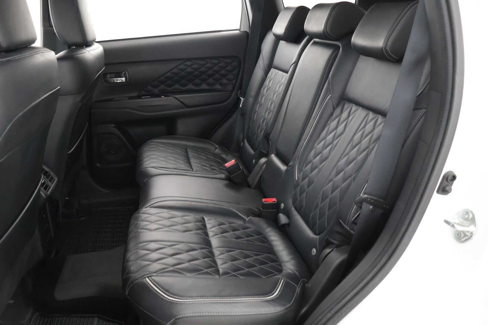 Mitsubishi Outlander 2019 Business X** Sähköpenkki / Sähkötoiminen takaluukku / Ada. Vakkari / Timantti tikatut nahat /  360 kamerat** - *Hyvä huoltohistoria ja kahdet hyvät renkaat / Siistissä kunnossa!*
