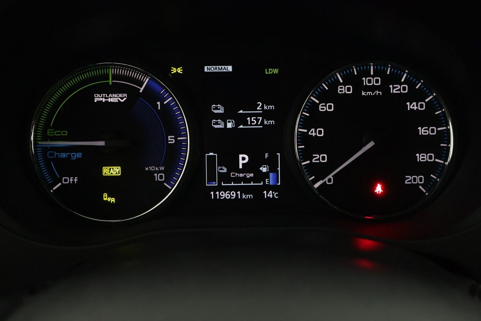 Mitsubishi Outlander 2019 Business X** Sähköpenkki / Sähkötoiminen takaluukku / Ada. Vakkari / Timantti tikatut nahat /  360 kamerat** - *Hyvä huoltohistoria ja kahdet hyvät renkaat / Siistissä kunnossa!*