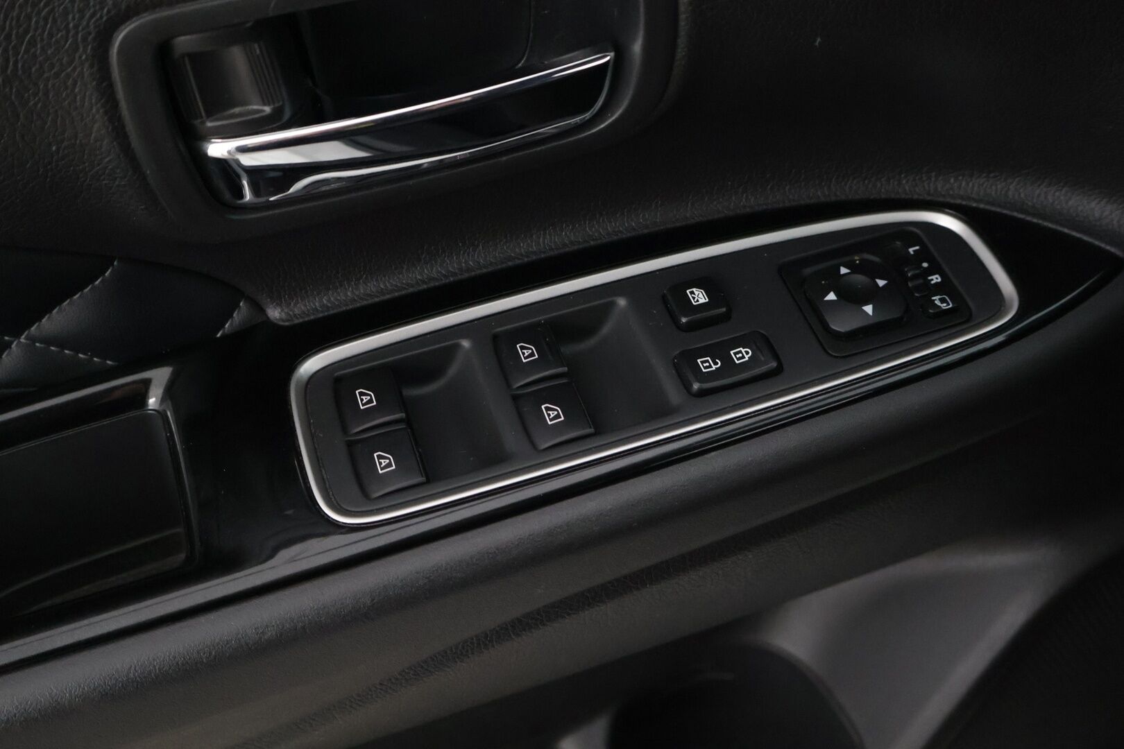 Mitsubishi Outlander 2019 Business X** Sähköpenkki / Sähkötoiminen takaluukku / Ada. Vakkari / Timantti tikatut nahat /  360 kamerat** - *Hyvä huoltohistoria ja kahdet hyvät renkaat / Siistissä kunnossa!*