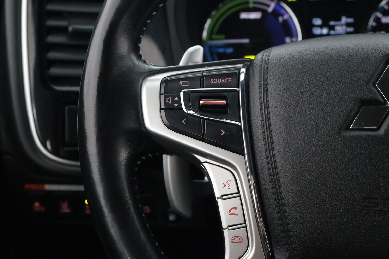 Mitsubishi Outlander 2019 Business X** Sähköpenkki / Sähkötoiminen takaluukku / Ada. Vakkari / Timantti tikatut nahat /  360 kamerat** - *Hyvä huoltohistoria ja kahdet hyvät renkaat / Siistissä kunnossa!*