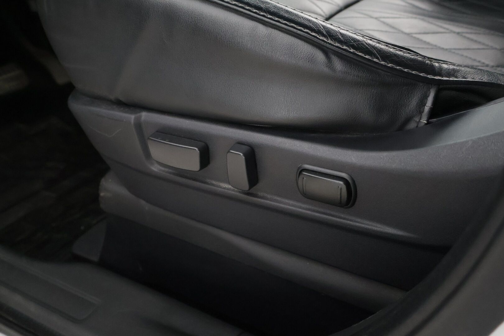 Mitsubishi Outlander 2019 Business X** Sähköpenkki / Sähkötoiminen takaluukku / Ada. Vakkari / Timantti tikatut nahat /  360 kamerat** - *Hyvä huoltohistoria ja kahdet hyvät renkaat / Siistissä kunnossa!*