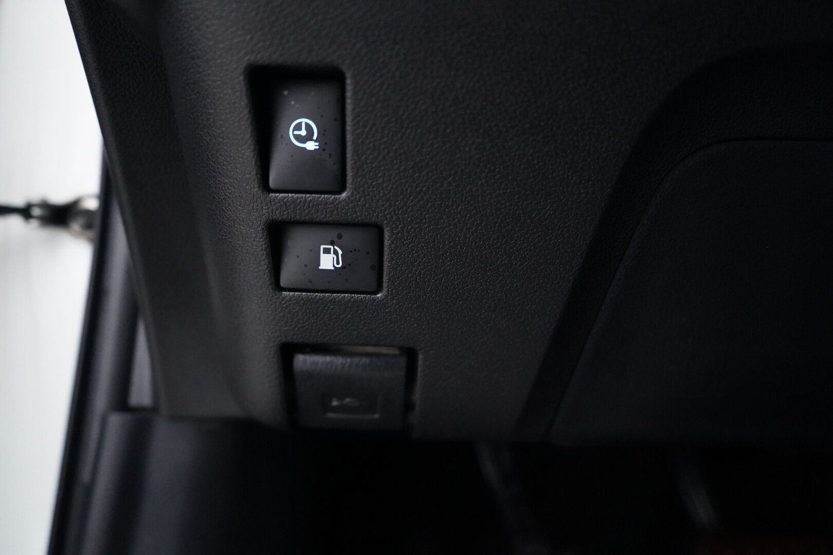 Toyota Prius 2017 Premium *ACC / Kamera / JBL / Nahkasisusta / LED / HUD / Parkkiavustin* - Kahdet renkaat OEM alumiinivantein / Todella säntillinen merkkihuollon historia / Koti + kauppakeskuslaturi