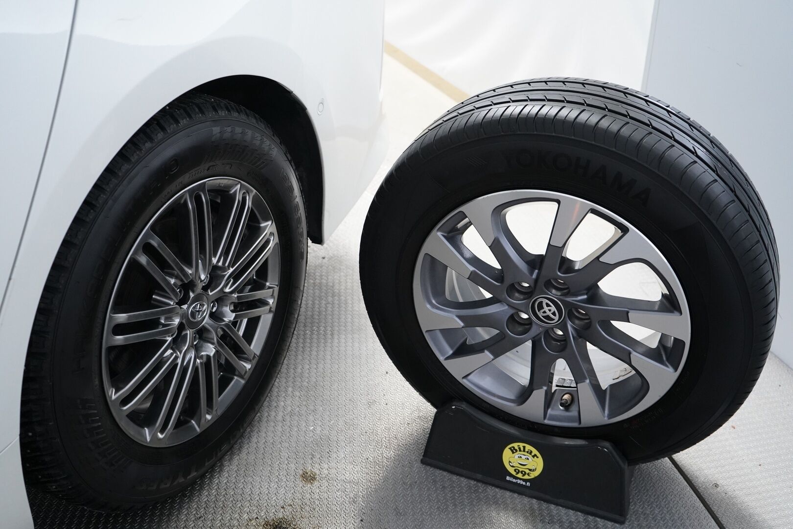Toyota Prius 2017 Premium *ACC / Kamera / JBL / Nahkasisusta / LED / HUD / Parkkiavustin* - Kahdet renkaat OEM alumiinivantein / Todella säntillinen merkkihuollon historia / Koti + kauppakeskuslaturi