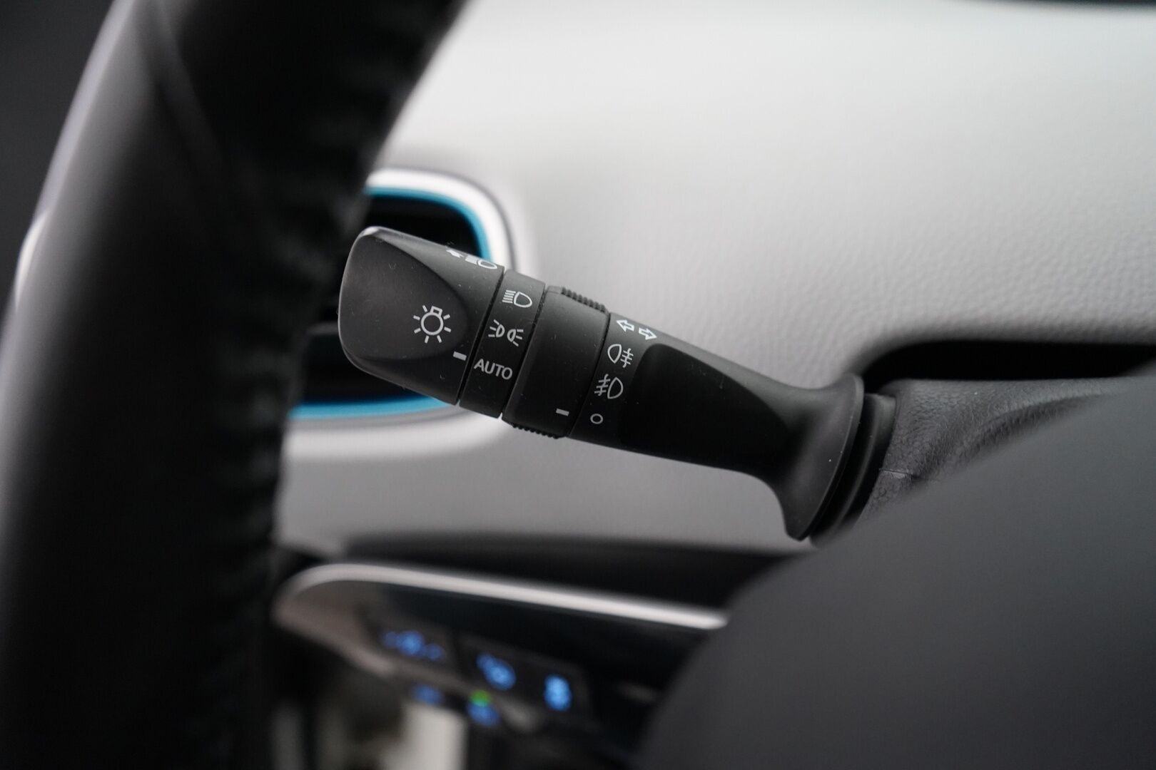 Toyota Prius 2017 Premium *ACC / Kamera / JBL / Nahkasisusta / LED / HUD / Parkkiavustin* - Kahdet renkaat OEM alumiinivantein / Todella säntillinen merkkihuollon historia / Koti + kauppakeskuslaturi