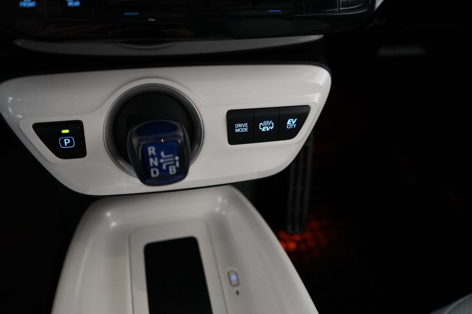 Toyota Prius 2017 Premium *ACC / Kamera / JBL / Nahkasisusta / LED / HUD / Parkkiavustin* - Kahdet renkaat OEM alumiinivantein / Todella säntillinen merkkihuollon historia / Koti + kauppakeskuslaturi