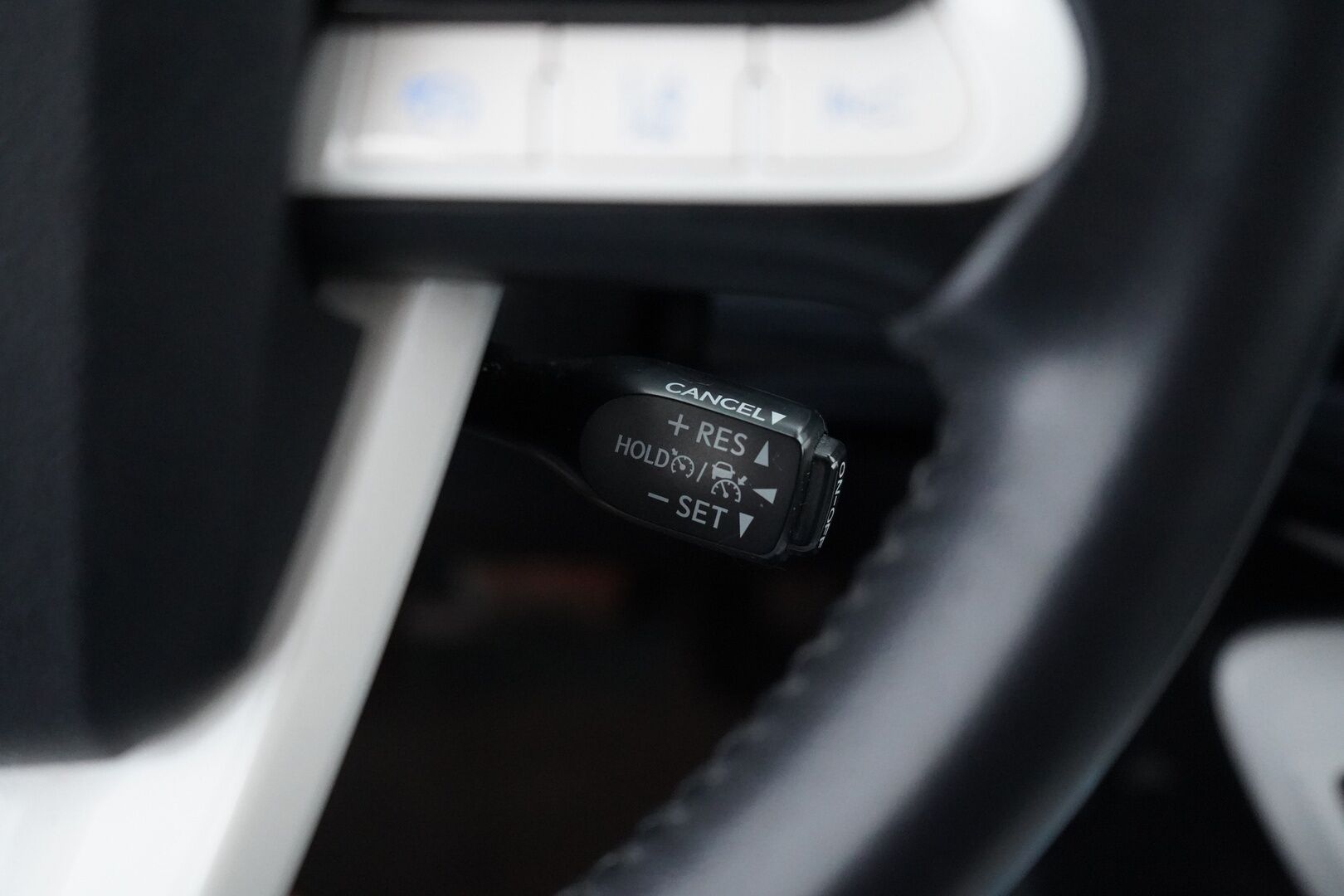 Toyota Prius 2017 Premium *ACC / Kamera / JBL / Nahkasisusta / LED / HUD / Parkkiavustin* - Kahdet renkaat OEM alumiinivantein / Todella säntillinen merkkihuollon historia / Koti + kauppakeskuslaturi