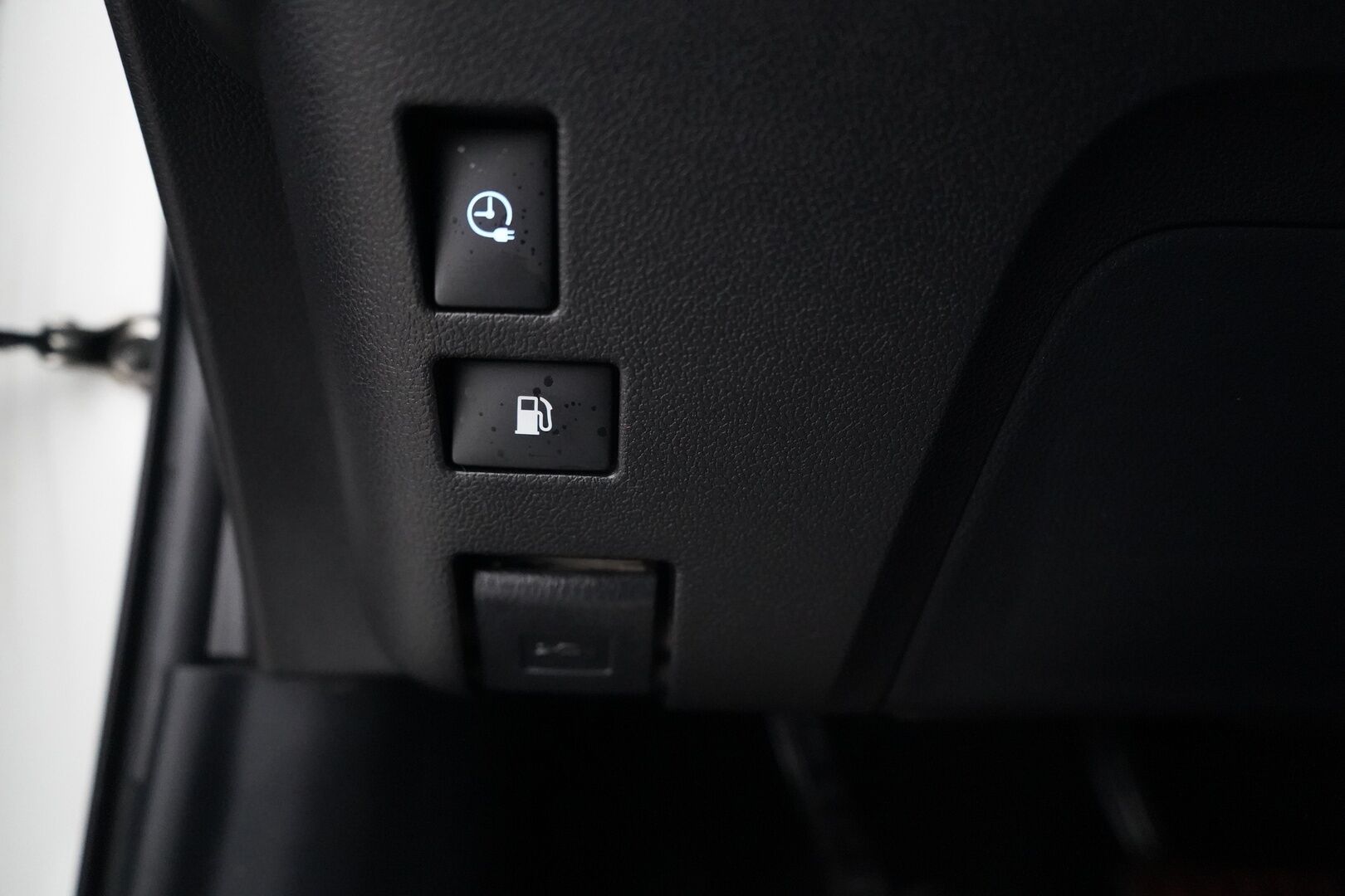 Toyota Prius 2017 Premium *ACC / Kamera / JBL / Nahkasisusta / LED / HUD / Parkkiavustin* - Kahdet renkaat OEM alumiinivantein / Todella säntillinen merkkihuollon historia / Koti + kauppakeskuslaturi