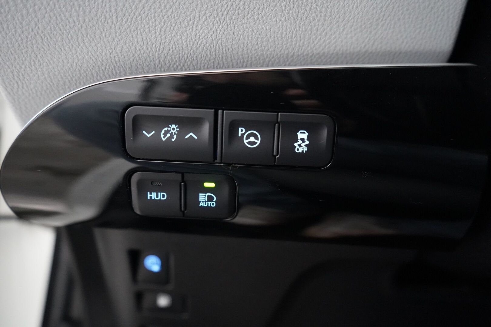 Toyota Prius 2017 Premium *ACC / Kamera / JBL / Nahkasisusta / LED / HUD / Parkkiavustin* - Kahdet renkaat OEM alumiinivantein / Todella säntillinen merkkihuollon historia / Koti + kauppakeskuslaturi