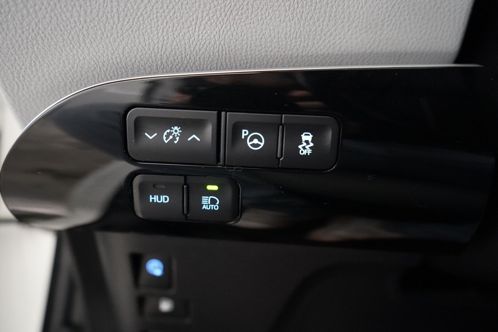 Toyota Prius 2017 Premium *ACC / Kamera / JBL / Nahkasisusta / LED / HUD / Parkkiavustin* - Kahdet renkaat OEM alumiinivantein / Todella säntillinen merkkihuollon historia / Koti + kauppakeskuslaturi