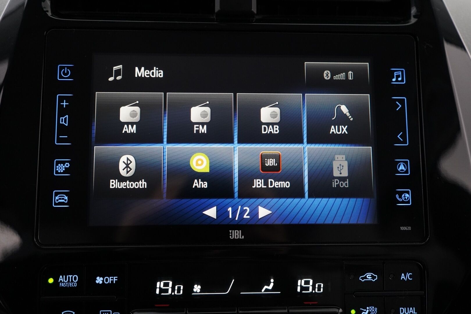 Toyota Prius 2017 Premium *ACC / Kamera / JBL / Nahkasisusta / LED / HUD / Parkkiavustin* - Kahdet renkaat OEM alumiinivantein / Todella säntillinen merkkihuollon historia / Koti + kauppakeskuslaturi