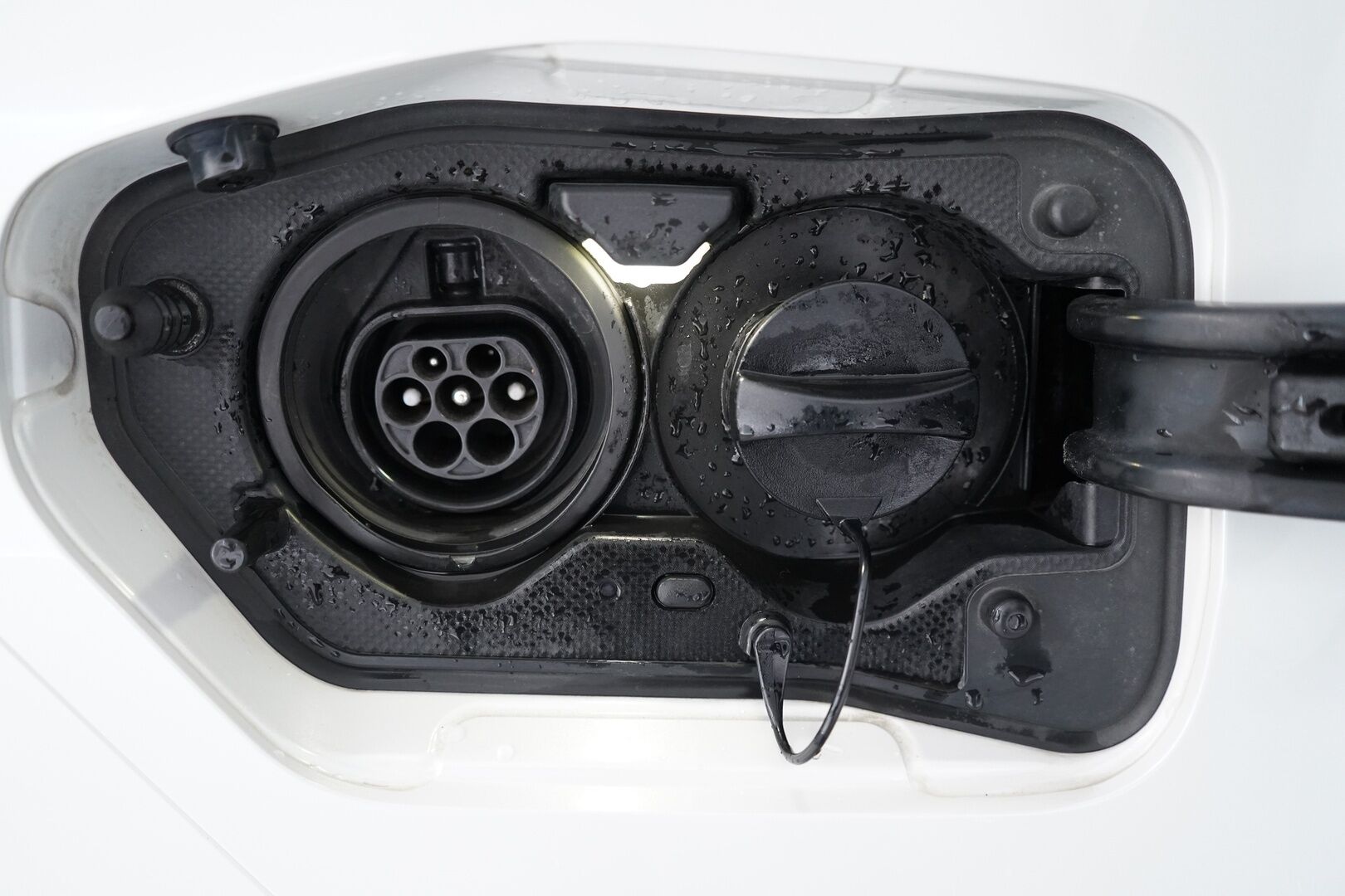 Toyota Prius 2017 Premium *ACC / Kamera / JBL / Nahkasisusta / LED / HUD / Parkkiavustin* - Kahdet renkaat OEM alumiinivantein / Todella säntillinen merkkihuollon historia / Koti + kauppakeskuslaturi