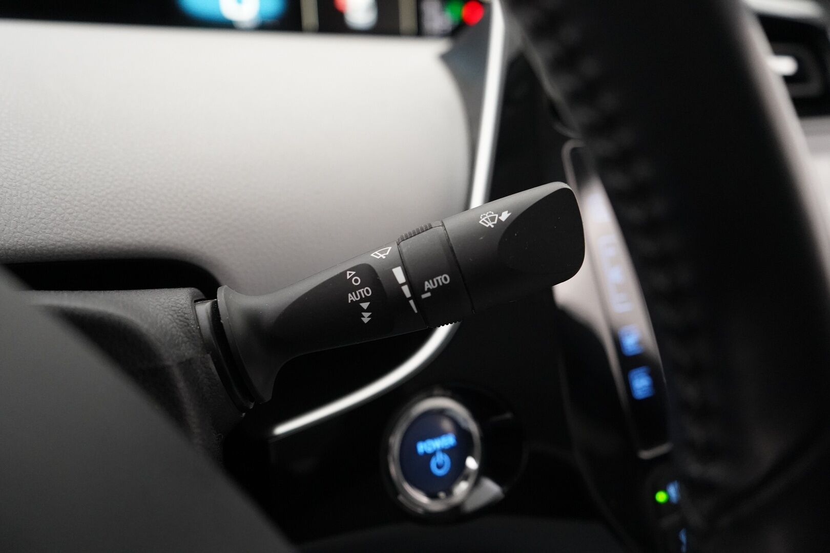 Toyota Prius 2017 Premium *ACC / Kamera / JBL / Nahkasisusta / LED / HUD / Parkkiavustin* - Kahdet renkaat OEM alumiinivantein / Todella säntillinen merkkihuollon historia / Koti + kauppakeskuslaturi