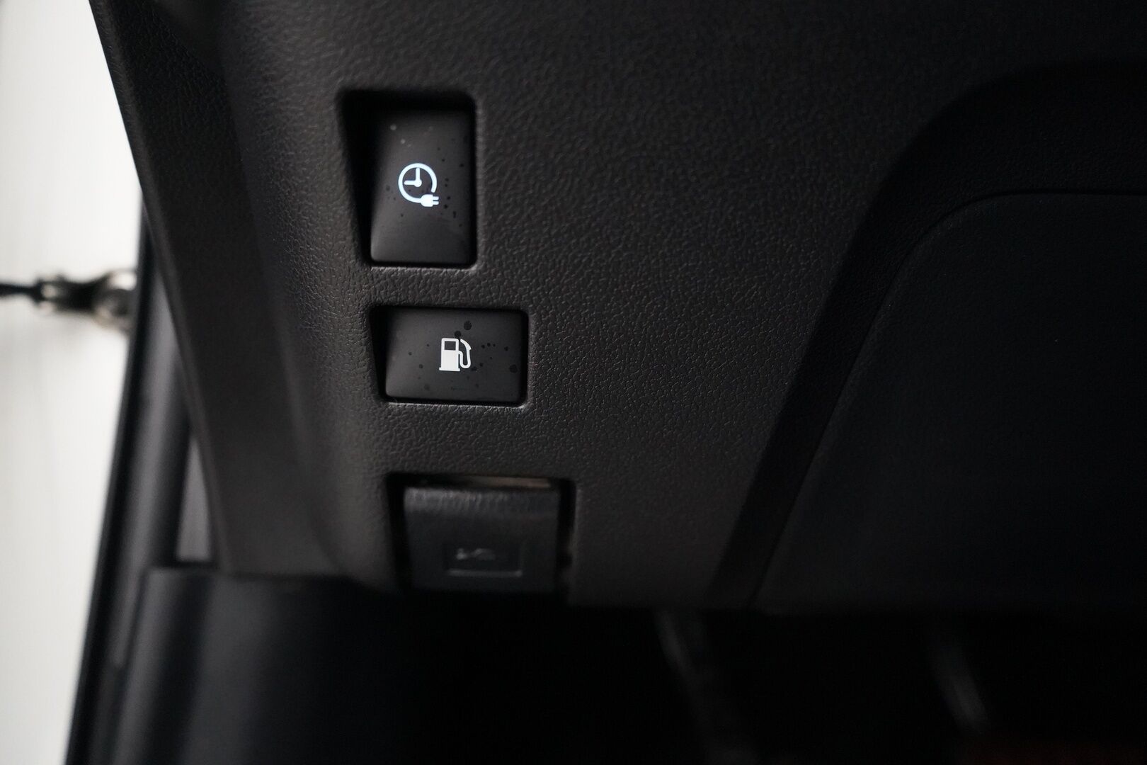 Toyota Prius 2017 Premium *ACC / Kamera / JBL / Nahkasisusta / LED / HUD / Parkkiavustin* - Kahdet renkaat OEM alumiinivantein / Todella säntillinen merkkihuollon historia / Koti + kauppakeskuslaturi