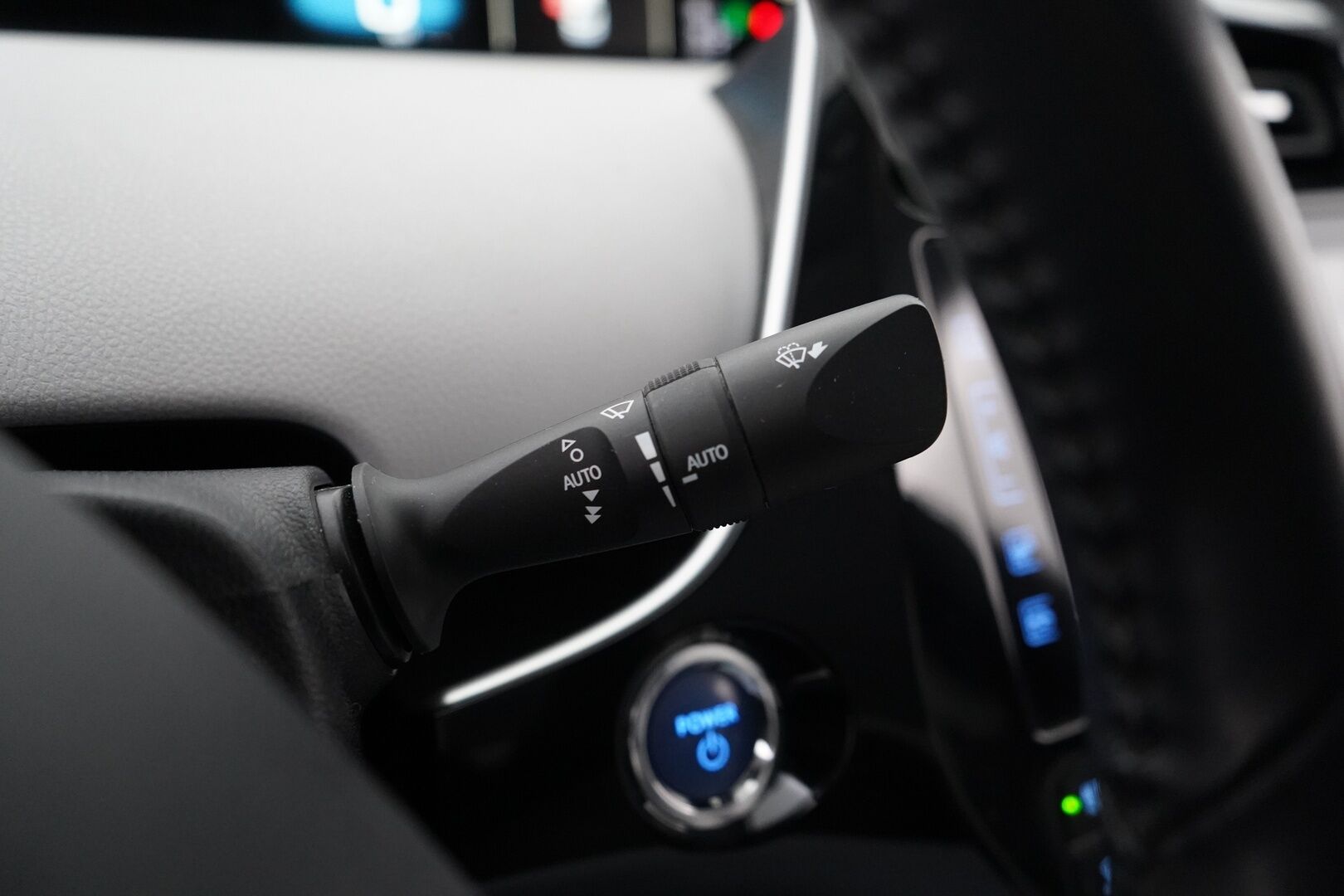 Toyota Prius 2017 Premium *ACC / Kamera / JBL / Nahkasisusta / LED / HUD / Parkkiavustin* - Kahdet renkaat OEM alumiinivantein / Todella säntillinen merkkihuollon historia / Koti + kauppakeskuslaturi