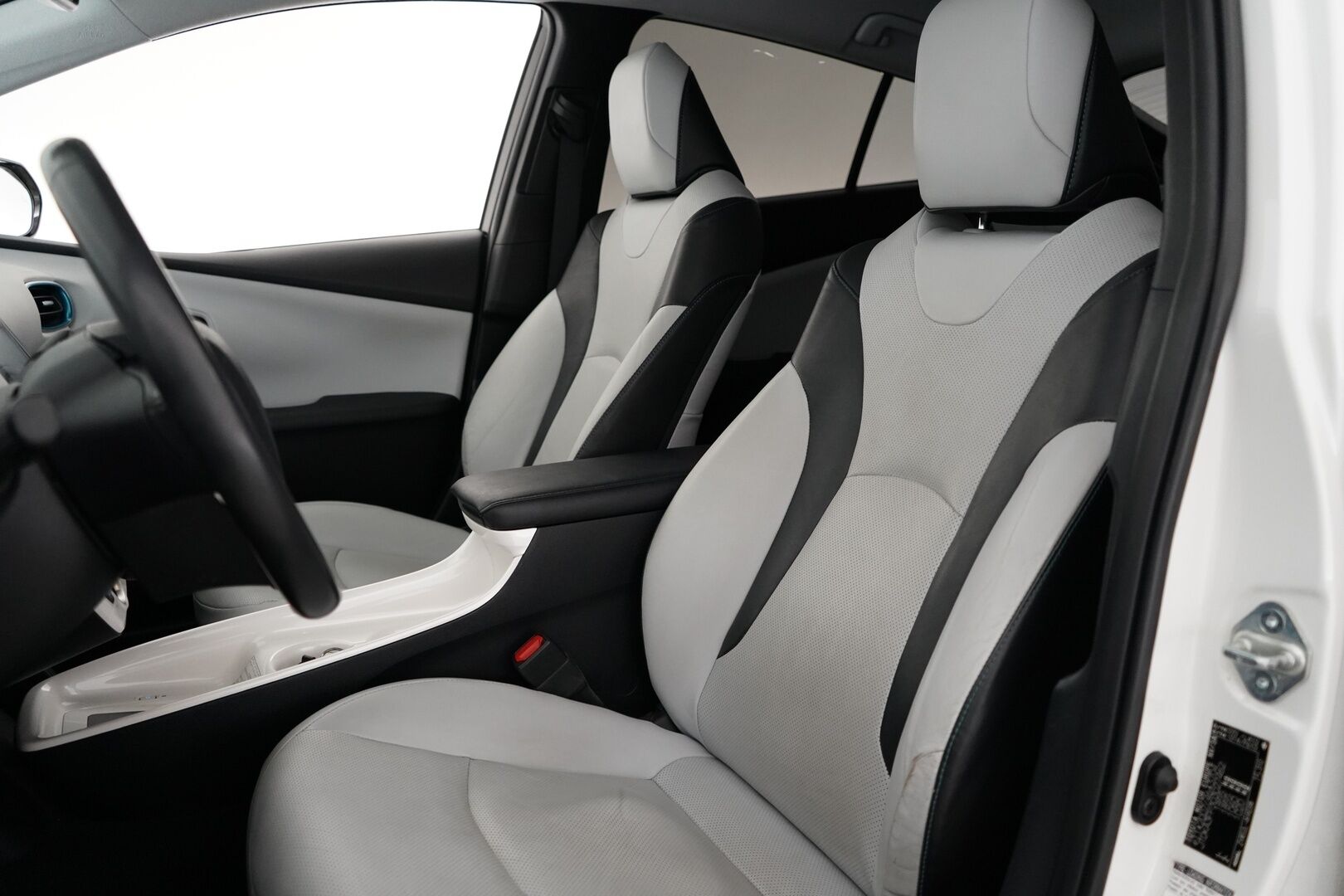 Toyota Prius 2017 Premium *ACC / Kamera / JBL / Nahkasisusta / LED / HUD / Parkkiavustin* - Kahdet renkaat OEM alumiinivantein / Todella säntillinen merkkihuollon historia / Koti + kauppakeskuslaturi