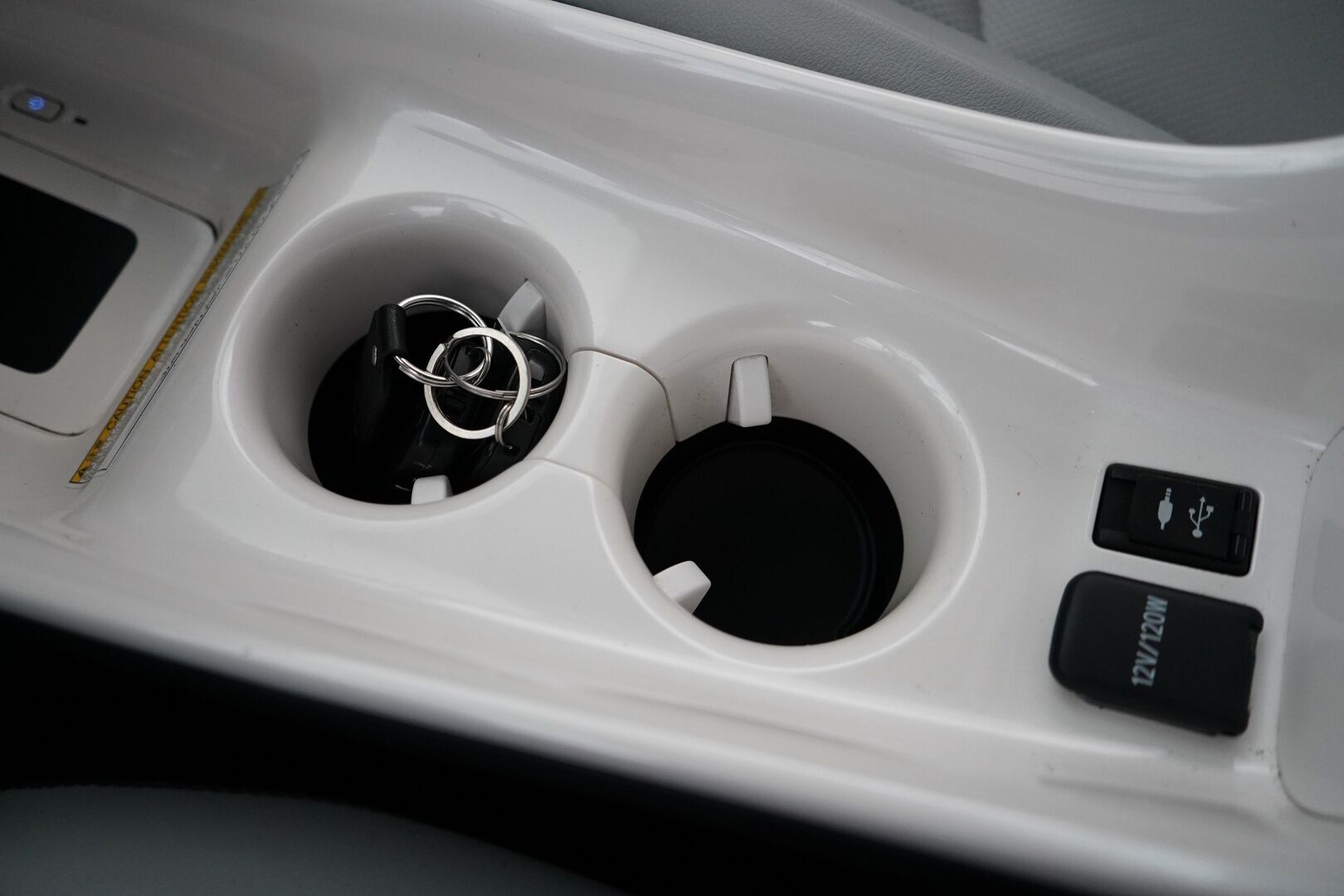 Toyota Prius 2017 Premium *ACC / Kamera / JBL / Nahkasisusta / LED / HUD / Parkkiavustin* - Kahdet renkaat OEM alumiinivantein / Todella säntillinen merkkihuollon historia / Koti + kauppakeskuslaturi