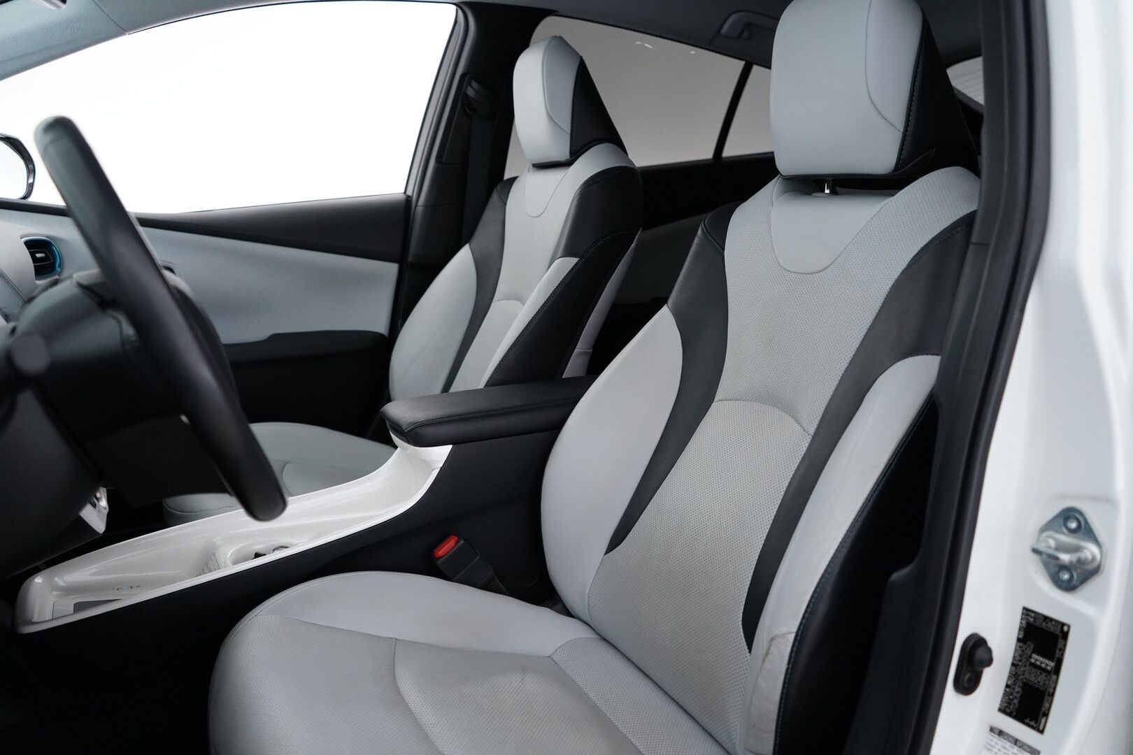 Toyota Prius 2017 Premium *ACC / Kamera / JBL / Nahkasisusta / LED / HUD / Parkkiavustin* - Kahdet renkaat OEM alumiinivantein / Todella säntillinen merkkihuollon historia / Koti + kauppakeskuslaturi