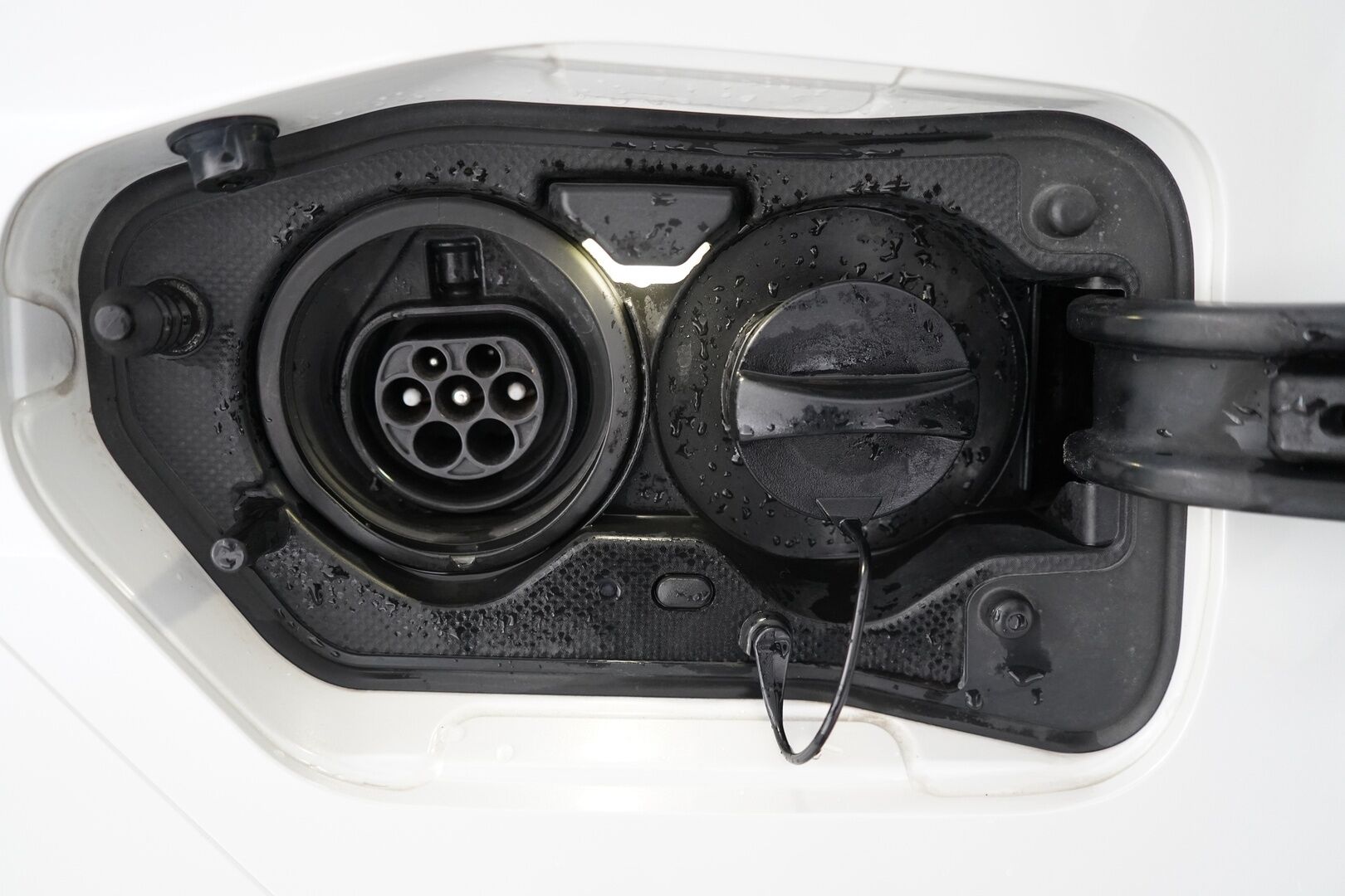 Toyota Prius 2017 Premium *ACC / Kamera / JBL / Nahkasisusta / LED / HUD / Parkkiavustin* - Kahdet renkaat OEM alumiinivantein / Todella säntillinen merkkihuollon historia / Koti + kauppakeskuslaturi