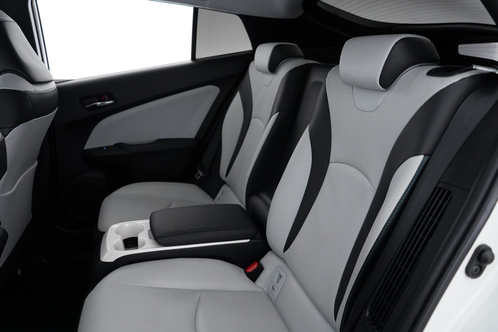 Toyota Prius 2017 Premium *ACC / Kamera / JBL / Nahkasisusta / LED / HUD / Parkkiavustin* - Kahdet renkaat OEM alumiinivantein / Todella säntillinen merkkihuollon historia / Koti + kauppakeskuslaturi