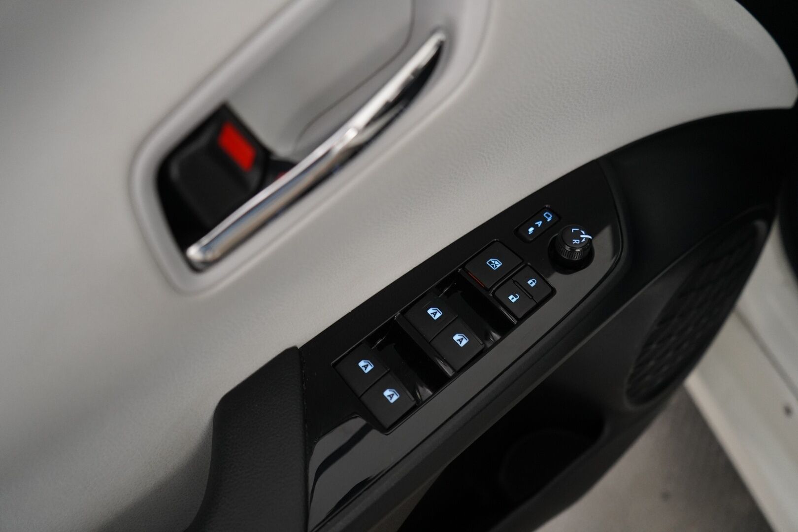 Toyota Prius 2017 Premium *ACC / Kamera / JBL / Nahkasisusta / LED / HUD / Parkkiavustin* - Kahdet renkaat OEM alumiinivantein / Todella säntillinen merkkihuollon historia / Koti + kauppakeskuslaturi