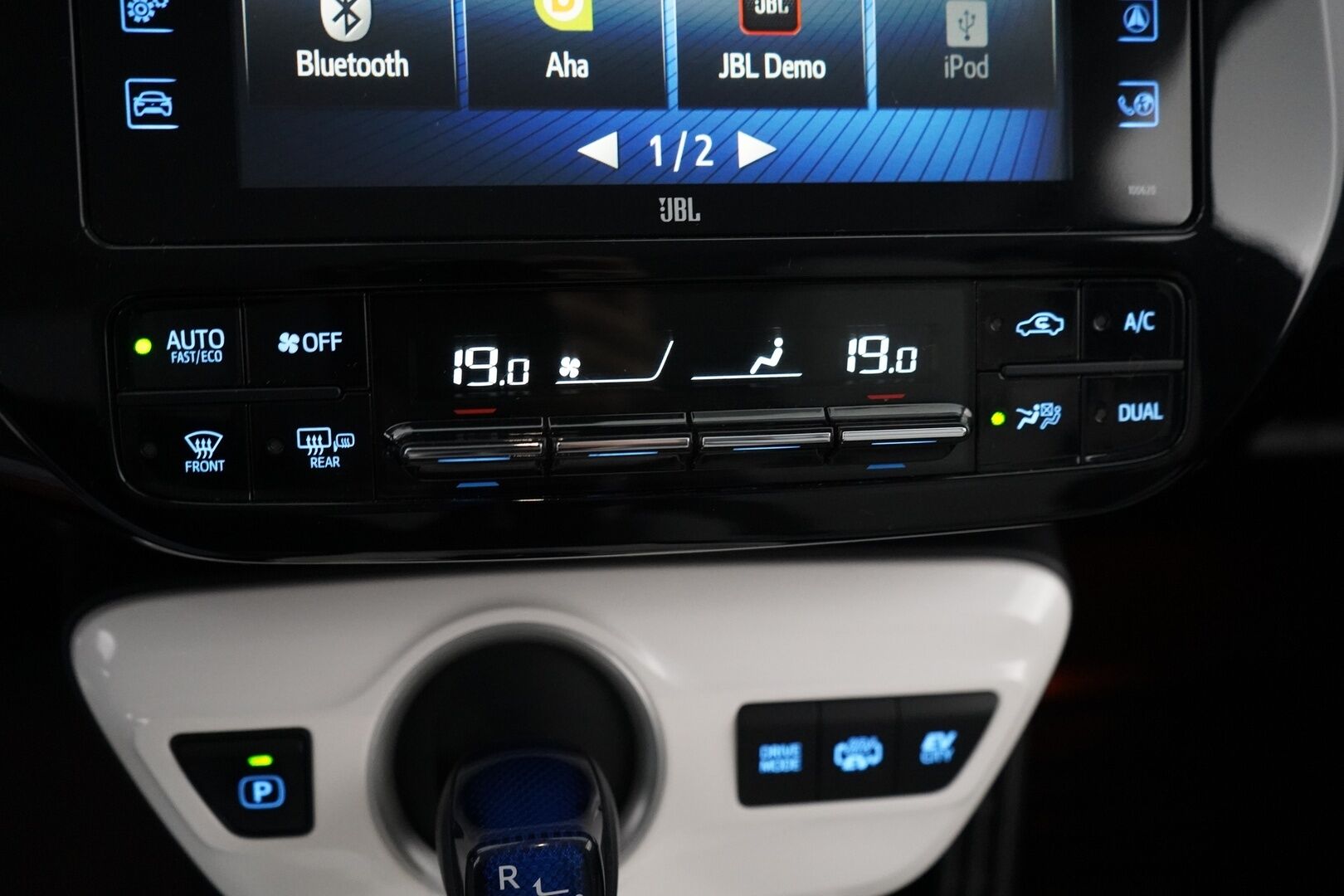 Toyota Prius 2017 Premium *ACC / Kamera / JBL / Nahkasisusta / LED / HUD / Parkkiavustin* - Kahdet renkaat OEM alumiinivantein / Todella säntillinen merkkihuollon historia / Koti + kauppakeskuslaturi