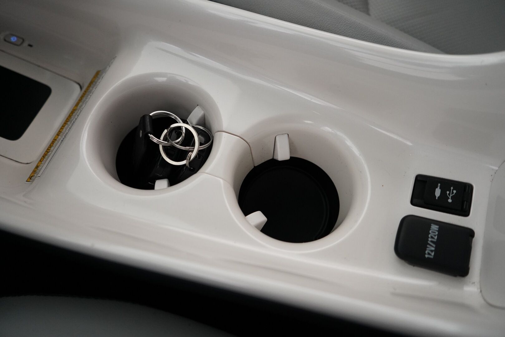 Toyota Prius 2017 Premium *ACC / Kamera / JBL / Nahkasisusta / LED / HUD / Parkkiavustin* - Kahdet renkaat OEM alumiinivantein / Todella säntillinen merkkihuollon historia / Koti + kauppakeskuslaturi