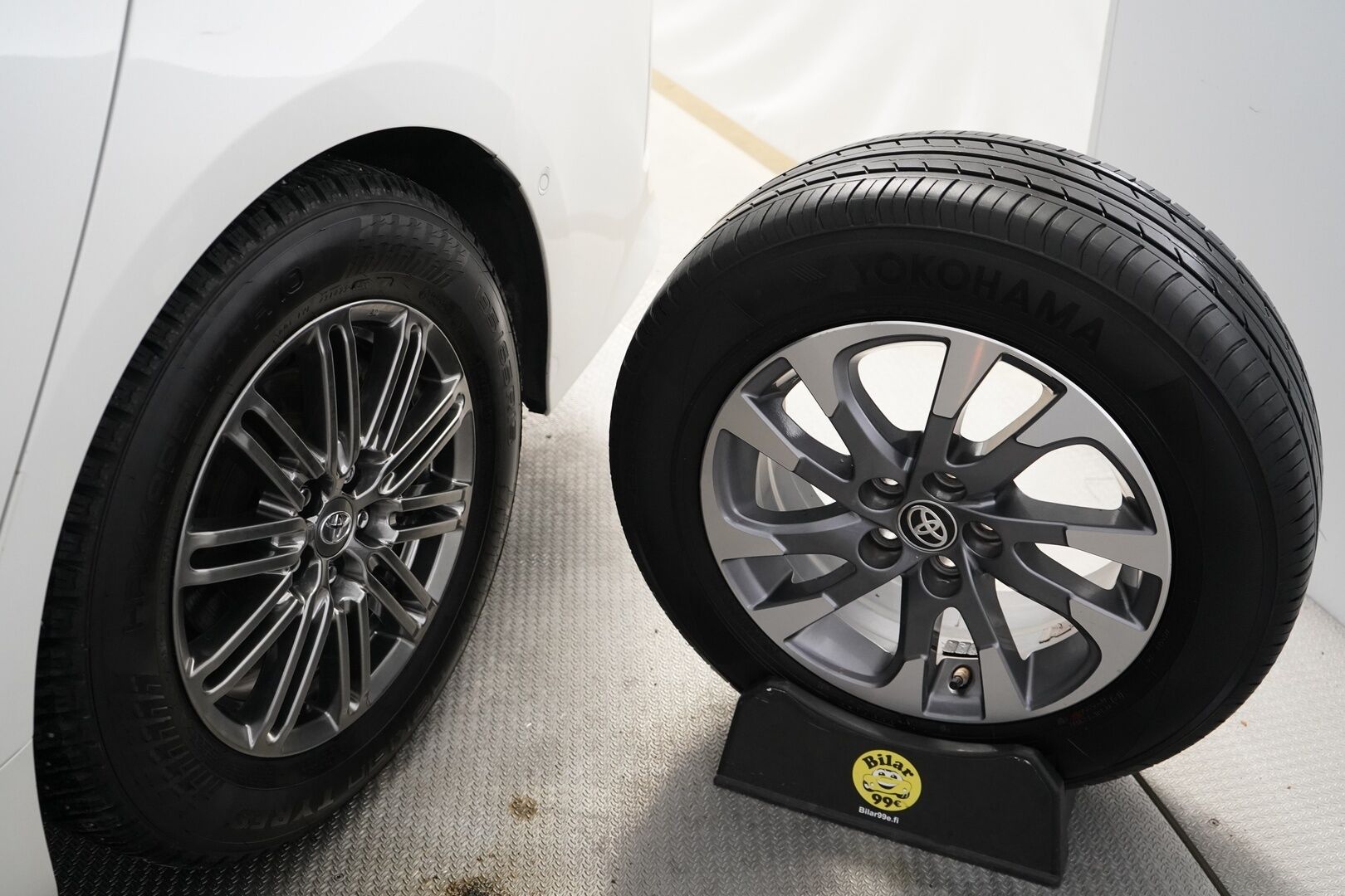 Toyota Prius 2017 Premium *ACC / Kamera / JBL / Nahkasisusta / LED / HUD / Parkkiavustin* - Kahdet renkaat OEM alumiinivantein / Todella säntillinen merkkihuollon historia / Koti + kauppakeskuslaturi