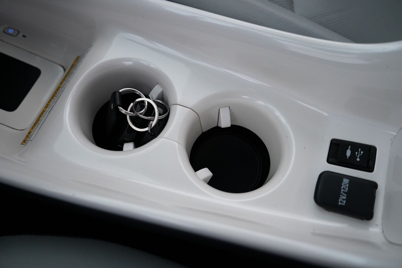 Toyota Prius 2017 Premium *ACC / Kamera / JBL / Nahkasisusta / LED / HUD / Parkkiavustin* - Kahdet renkaat OEM alumiinivantein / Todella säntillinen merkkihuollon historia / Koti + kauppakeskuslaturi