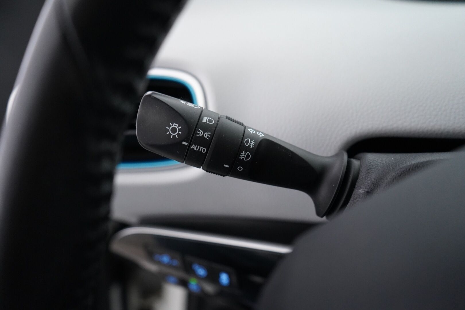 Toyota Prius 2017 Premium *ACC / Kamera / JBL / Nahkasisusta / LED / HUD / Parkkiavustin* - Kahdet renkaat OEM alumiinivantein / Todella säntillinen merkkihuollon historia / Koti + kauppakeskuslaturi