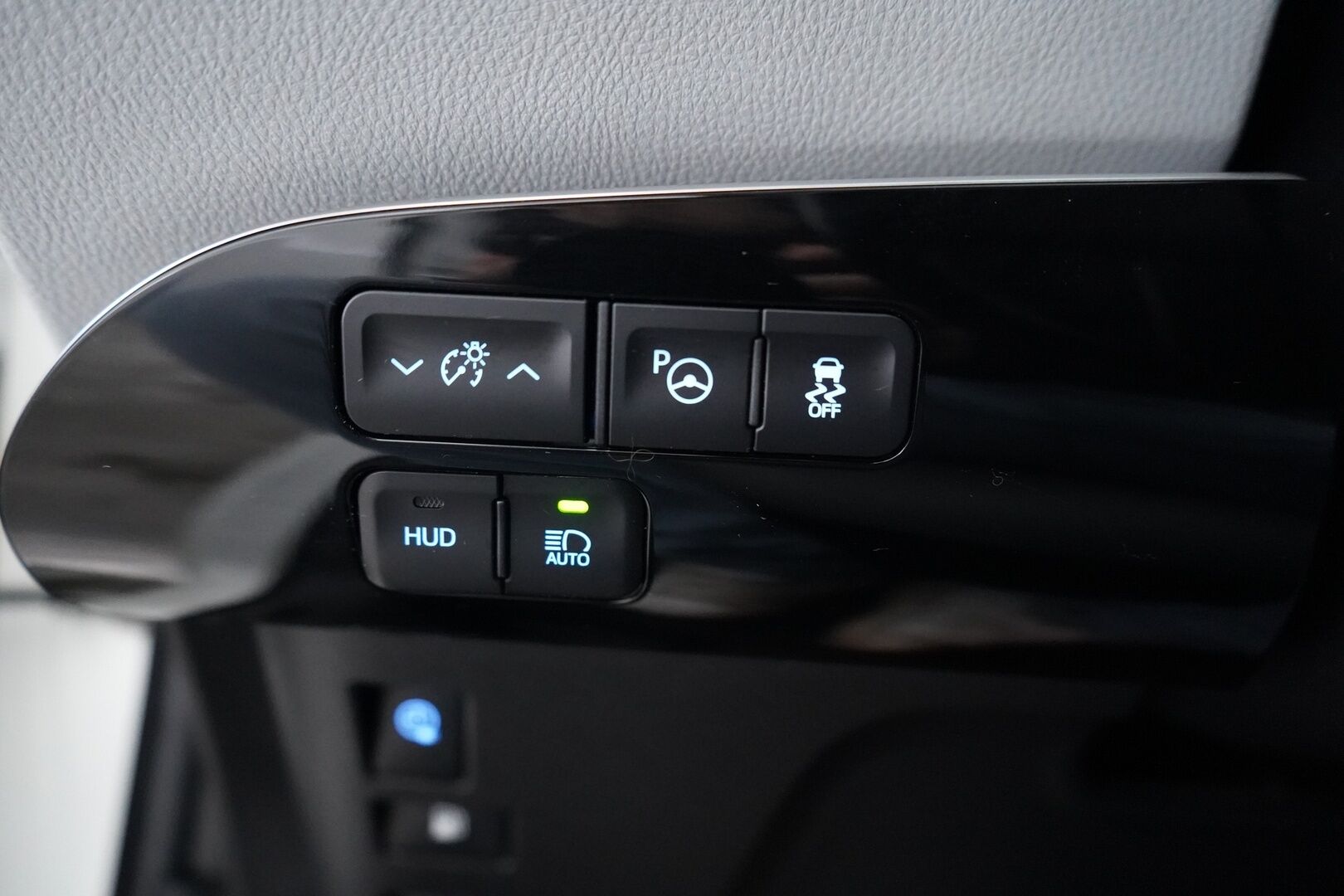 Toyota Prius 2017 Premium *ACC / Kamera / JBL / Nahkasisusta / LED / HUD / Parkkiavustin* - Kahdet renkaat OEM alumiinivantein / Todella säntillinen merkkihuollon historia / Koti + kauppakeskuslaturi