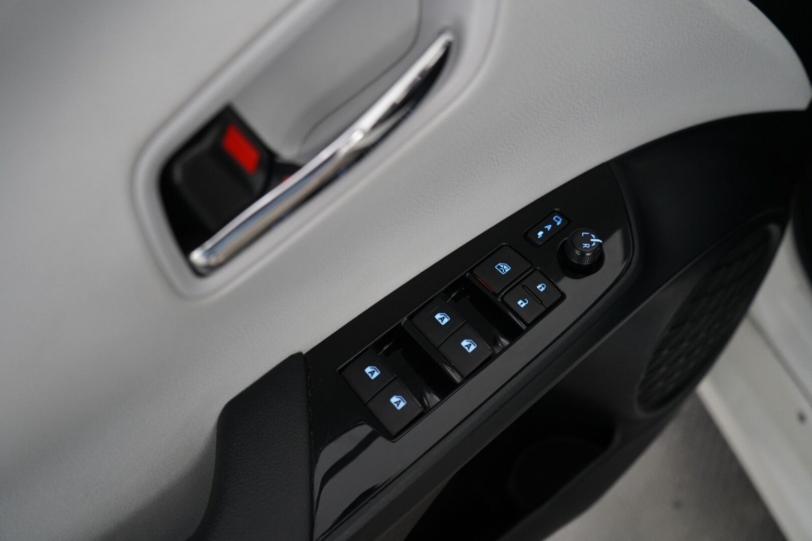 Toyota Prius 2017 Premium *ACC / Kamera / JBL / Nahkasisusta / LED / HUD / Parkkiavustin* - Kahdet renkaat OEM alumiinivantein / Todella säntillinen merkkihuollon historia / Koti + kauppakeskuslaturi