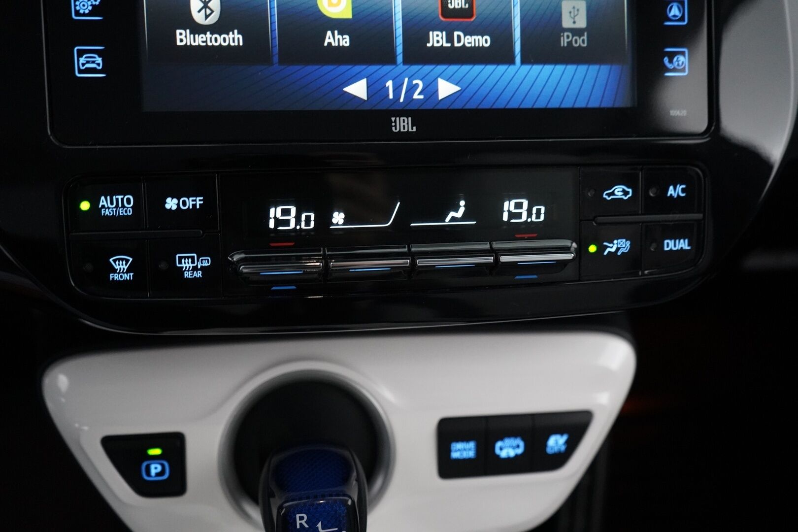 Toyota Prius 2017 Premium *ACC / Kamera / JBL / Nahkasisusta / LED / HUD / Parkkiavustin* - Kahdet renkaat OEM alumiinivantein / Todella säntillinen merkkihuollon historia / Koti + kauppakeskuslaturi